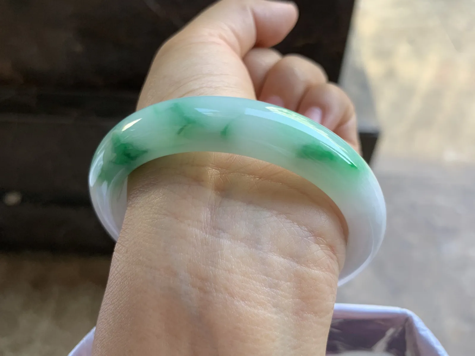 57-11.7-8.7mm
白底青手镯 底子细腻 颜色漂亮