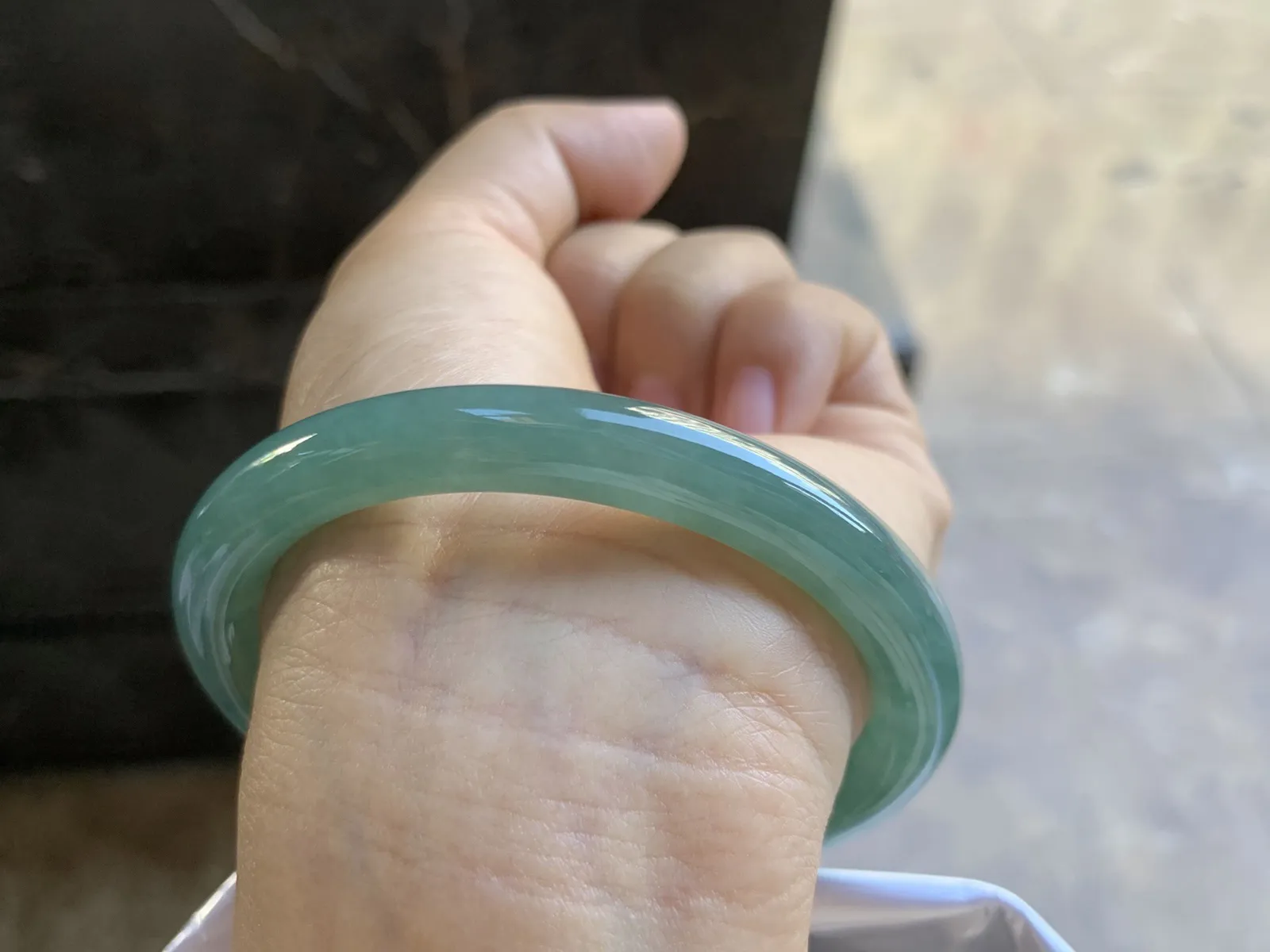 57-8.3mm
油青圆条手镯 底子细腻 颜色浓郁