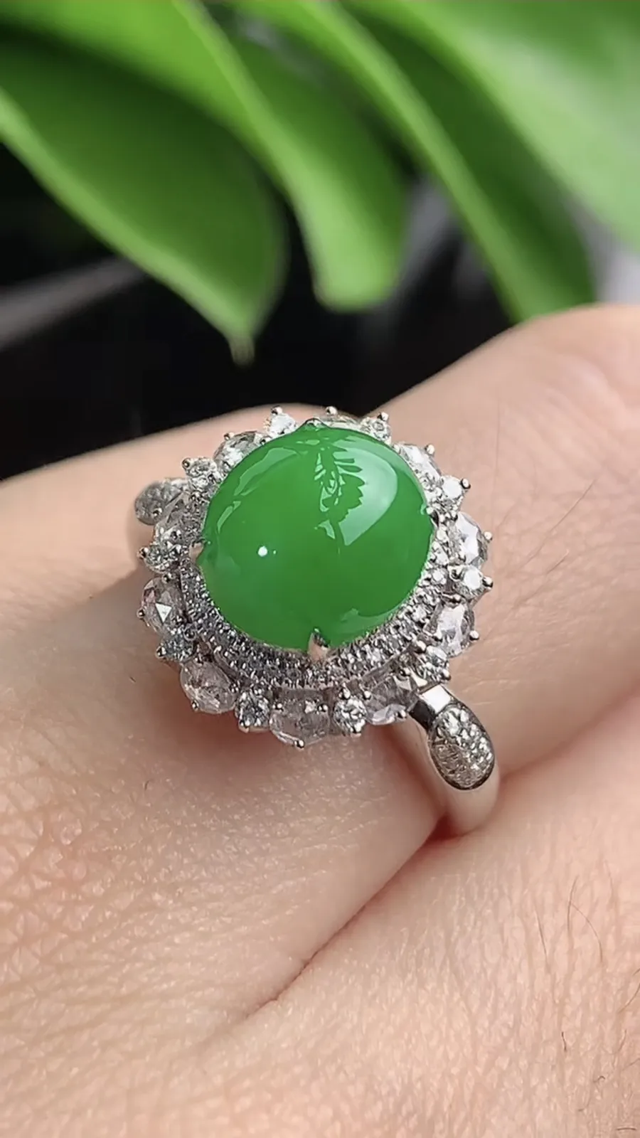 a货翡翠老坑冰种18K金伴钻镶嵌阳绿蛋面戒指 圈口17.7裸石尺寸9×8.6mm 重量3.74g 1203