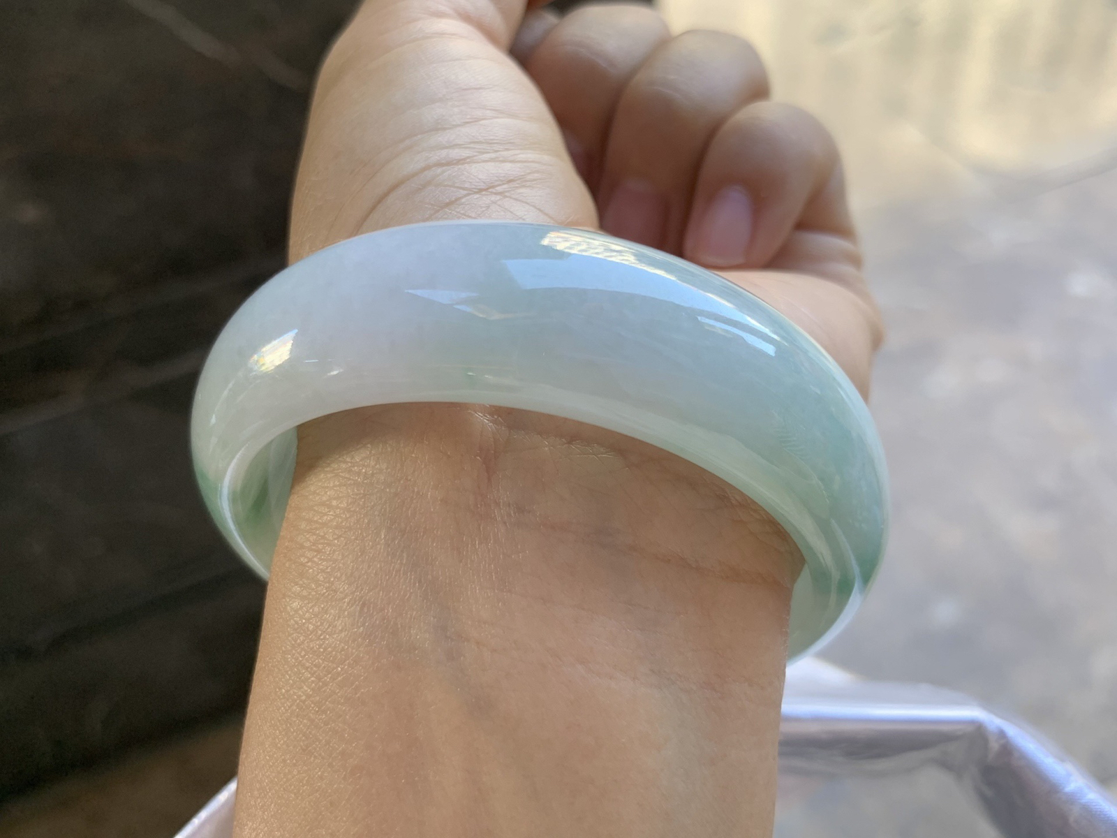 57.5-18.7-7.5mm
宽版飘花手镯 底子细腻 宽版大气