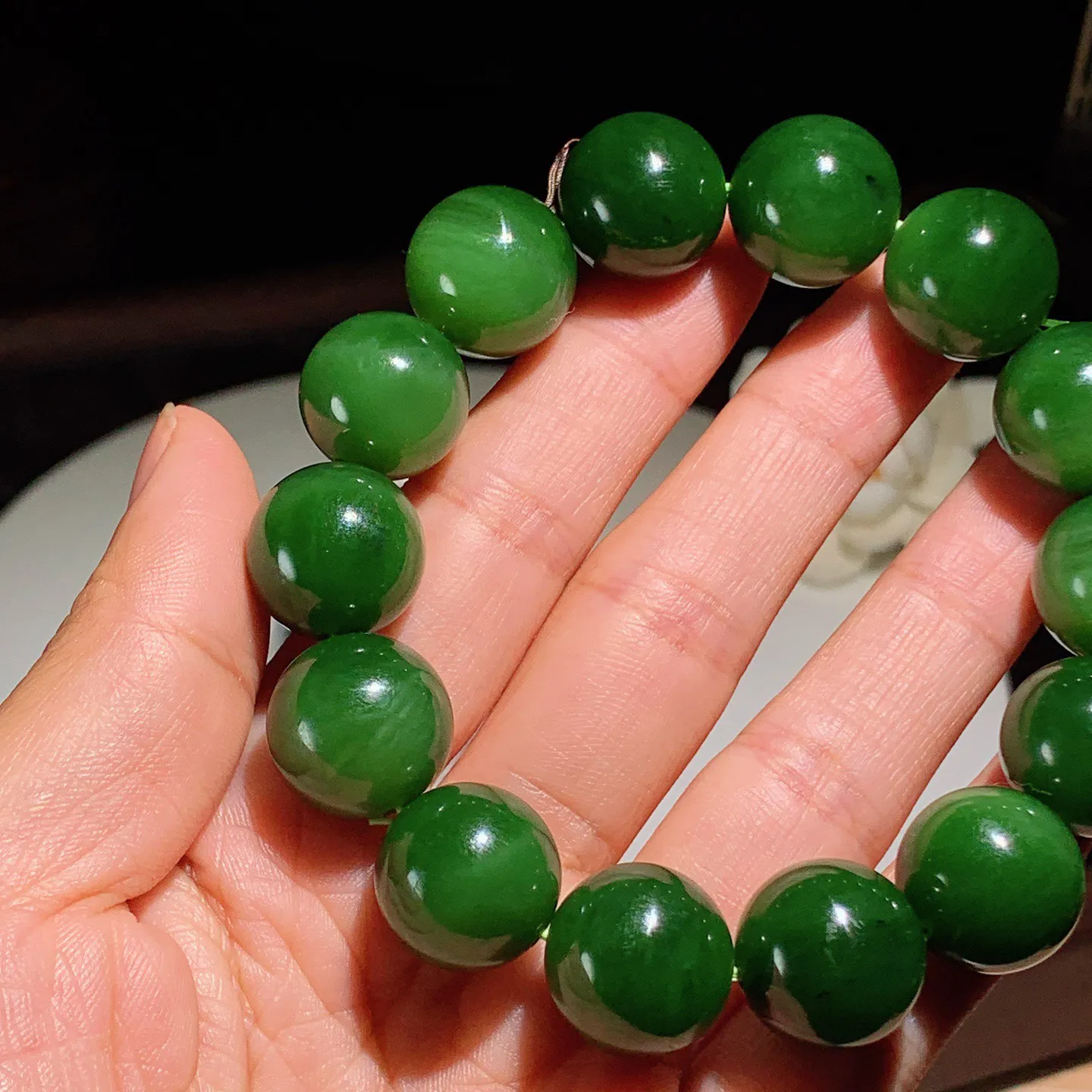 和田玉菠菜绿俄罗斯碧玉手串。单颗尺寸16！玉质细腻油润。手推出油。佩戴高端典雅。lt251203