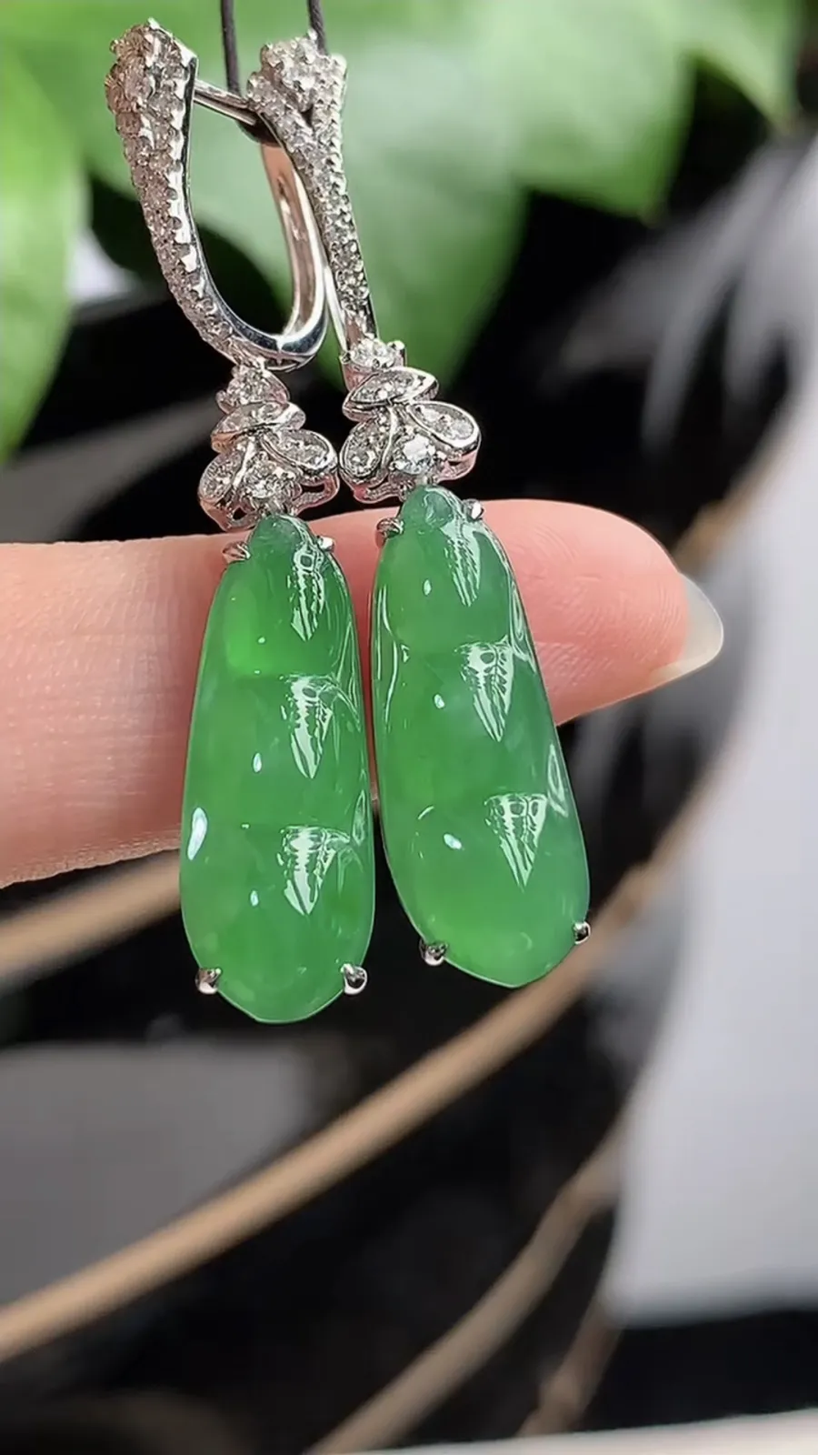 a货翡翠老坑冰种18K金伴钻镶嵌满绿四季豆福豆平安豆耳坠 尺寸18.5×7×4.4mm 重量4.70g 1204