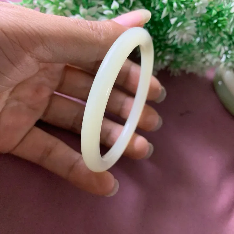 和田玉58圈口且末糖料手镯，玉质特细腻油润，白度一级，高脂粉，品相超赞，️萦绕腕间时，古韵不失时尚，素雅不失品味，细腻光滑的触感，使人沉醉，气质高