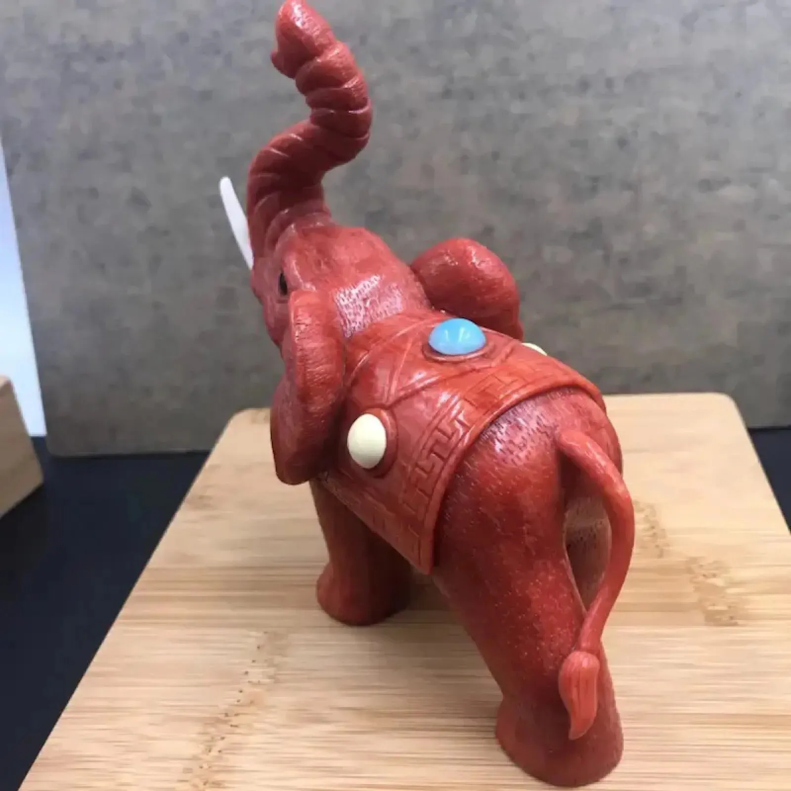 【红珊瑚大象摆件】意大利产地，沙丁材料，采用台湾拼接工艺，精心选料，精心雕刻，天然蜜蜡绿松点缀，象牙也是天然白珊瑚打磨而成，形象逼真！尺寸：高120mm,宽110mm，厚度56.3mm，重量267克！珊瑚属有机宝石，色泽喜人，质地莹润，生长于远离人类的深海中。与珍珠、琥珀并列为三大有机宝石，在东方佛典中亦被列为七宝，自古即被视为富贵祥瑞之物。