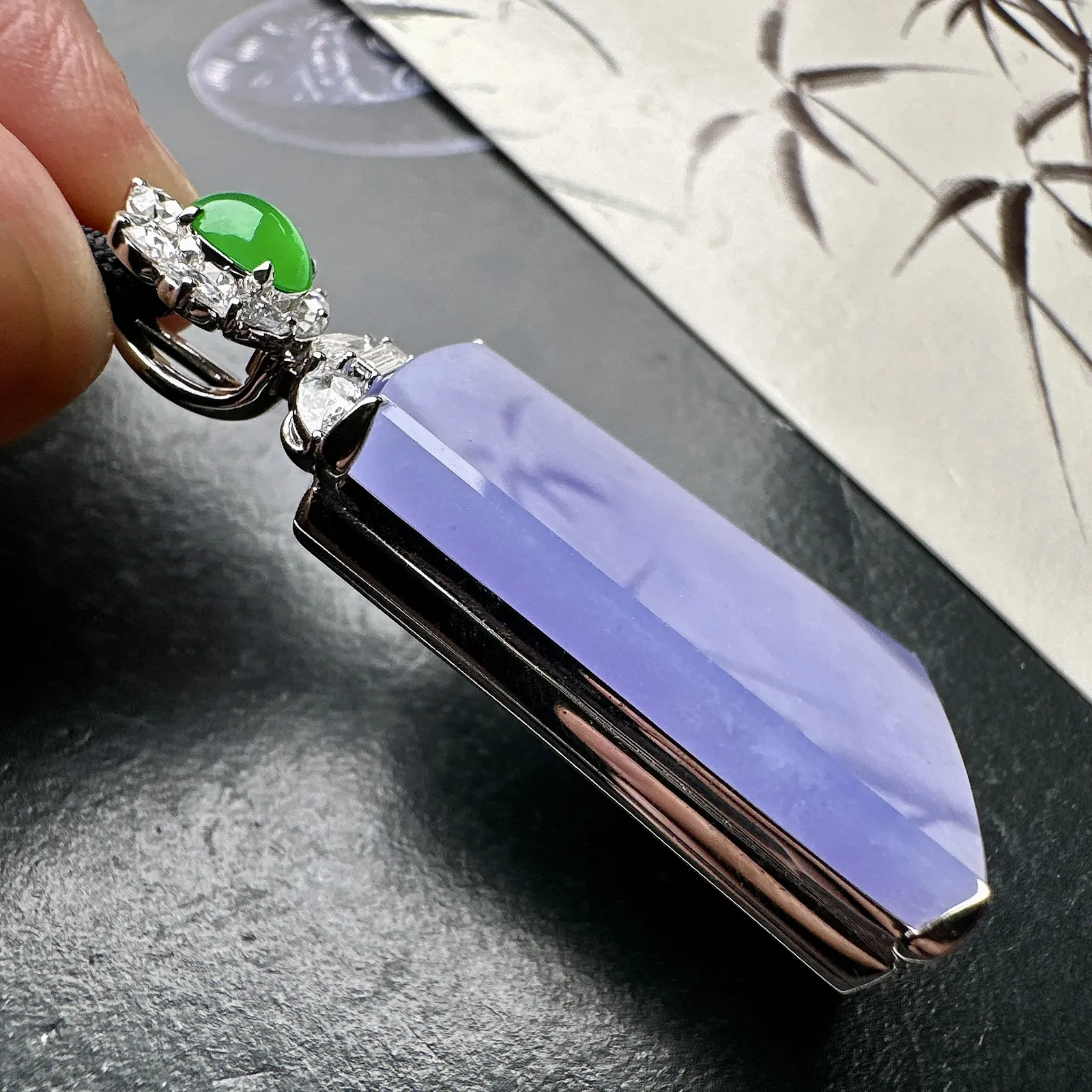 【冰种紫无事牌吊坠】少见的冰紫无事牌，质地细腻，妖紫色泽，光泽度不错，18k金钻镶嵌，裸石尺寸31.3*22.9*5.3毫米