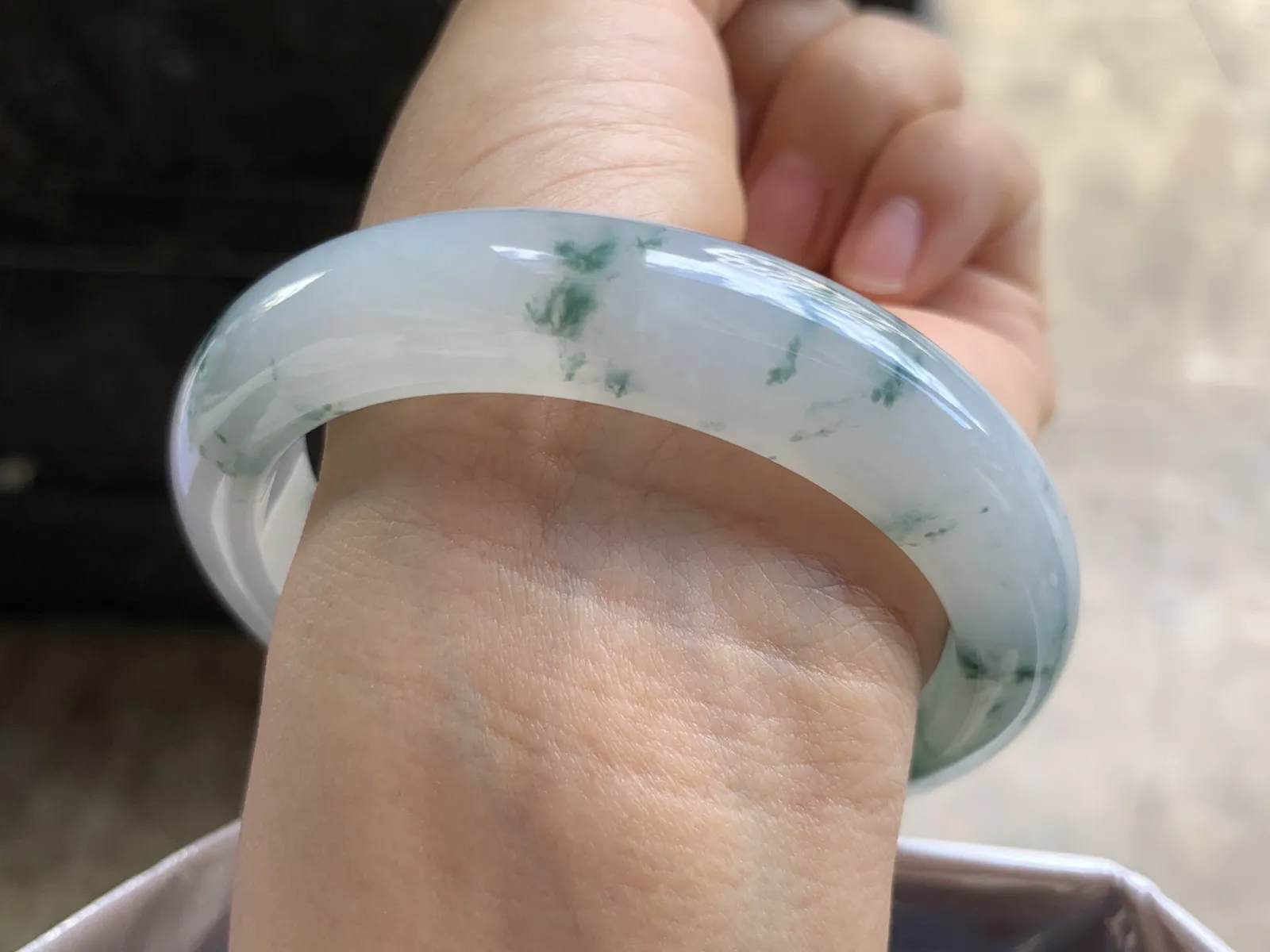 60-13.4-9.4mm
飘花大圈口手镯 底子细腻 花色灵动