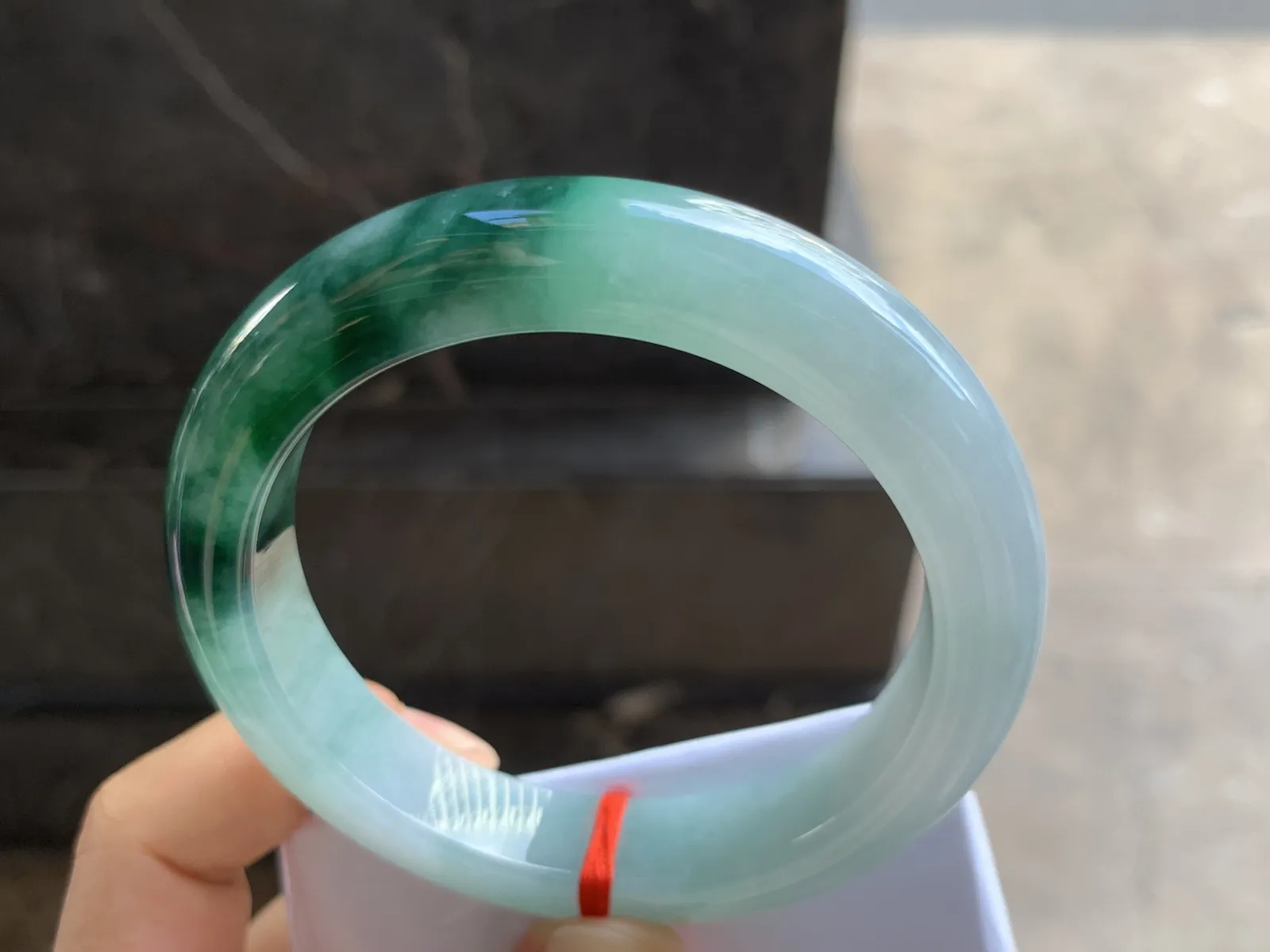 58.5-12.6-9.7mm
飘花手镯 底子细腻 花色浓郁