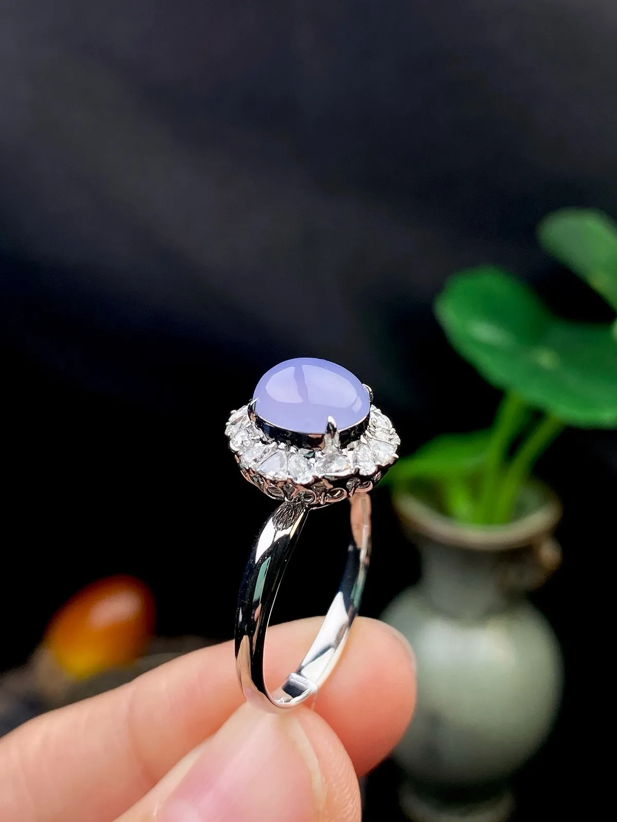 【冰种紫蛋面戒指】饱满度很好，无纹无裂，晶莹剔透，18k金钻镶嵌，裸石尺寸8.5*7.8*3.8毫米