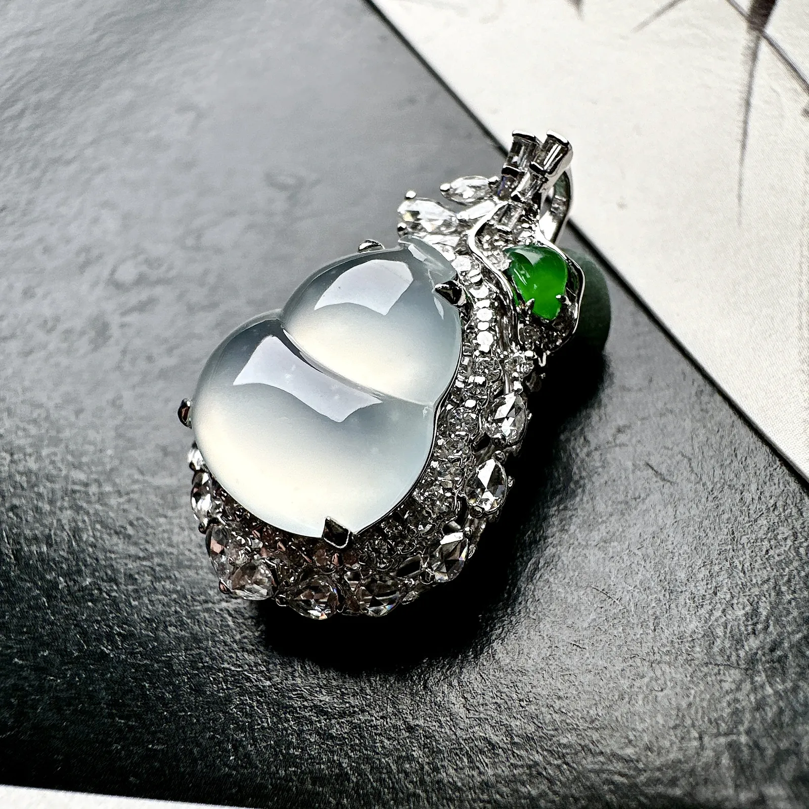 【冰种葫芦吊坠】质地细腻清爽，荧光感强烈，起刚光强烈，18K金钻镶嵌，裸石尺寸14.9*13.3*4.9毫米