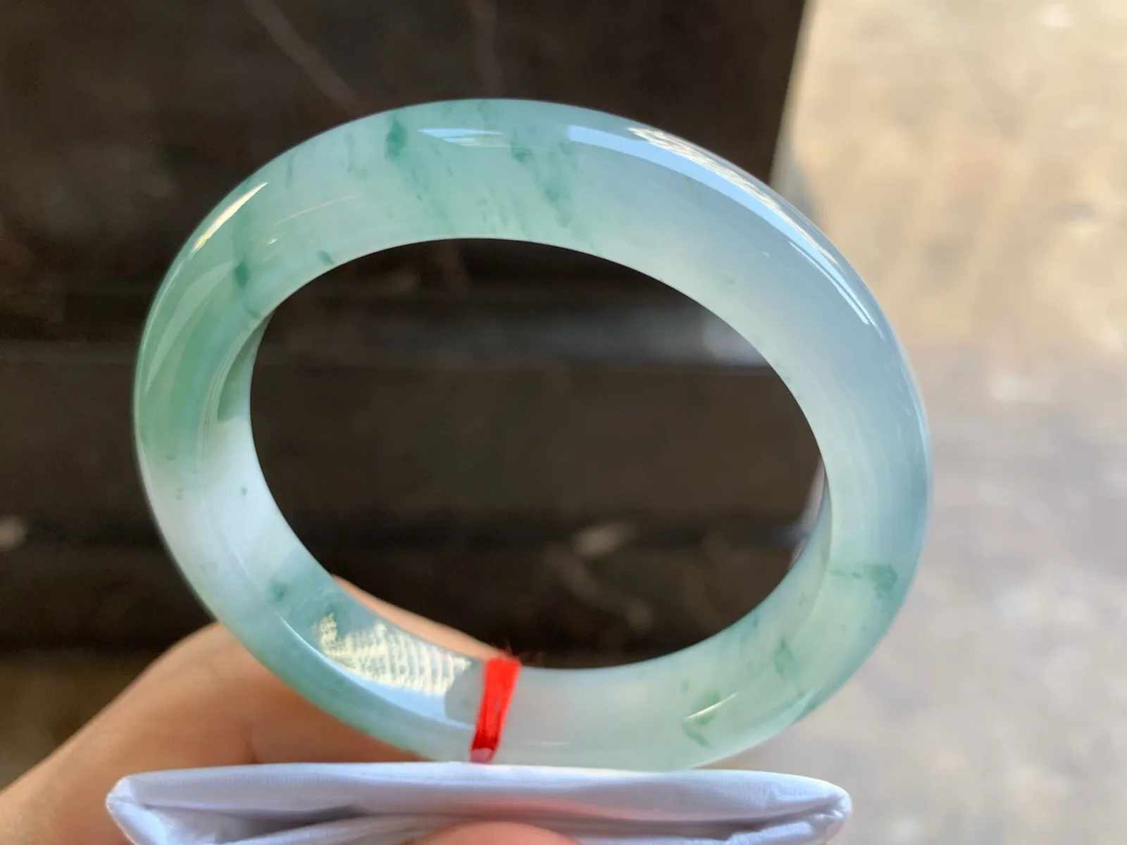 55-11.8-9mm
冰种飘花手镯 水润冰透 花色漂亮