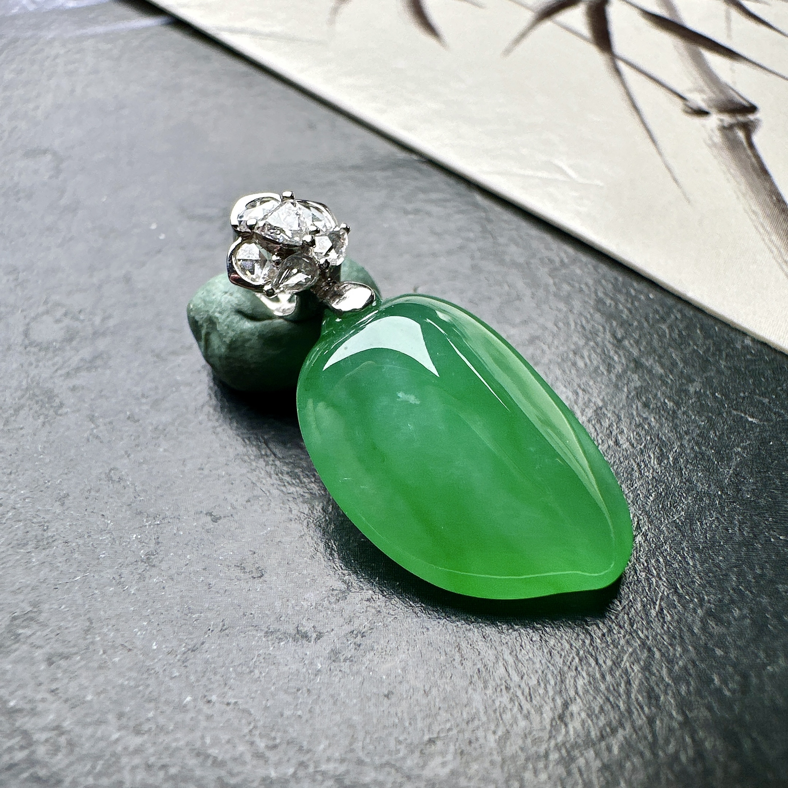 【冰种满绿福瓜吊坠】种水上乘，晶莹剔透，纯净通透，18k金钻精美镶嵌，裸石尺寸18.9*12.7*7