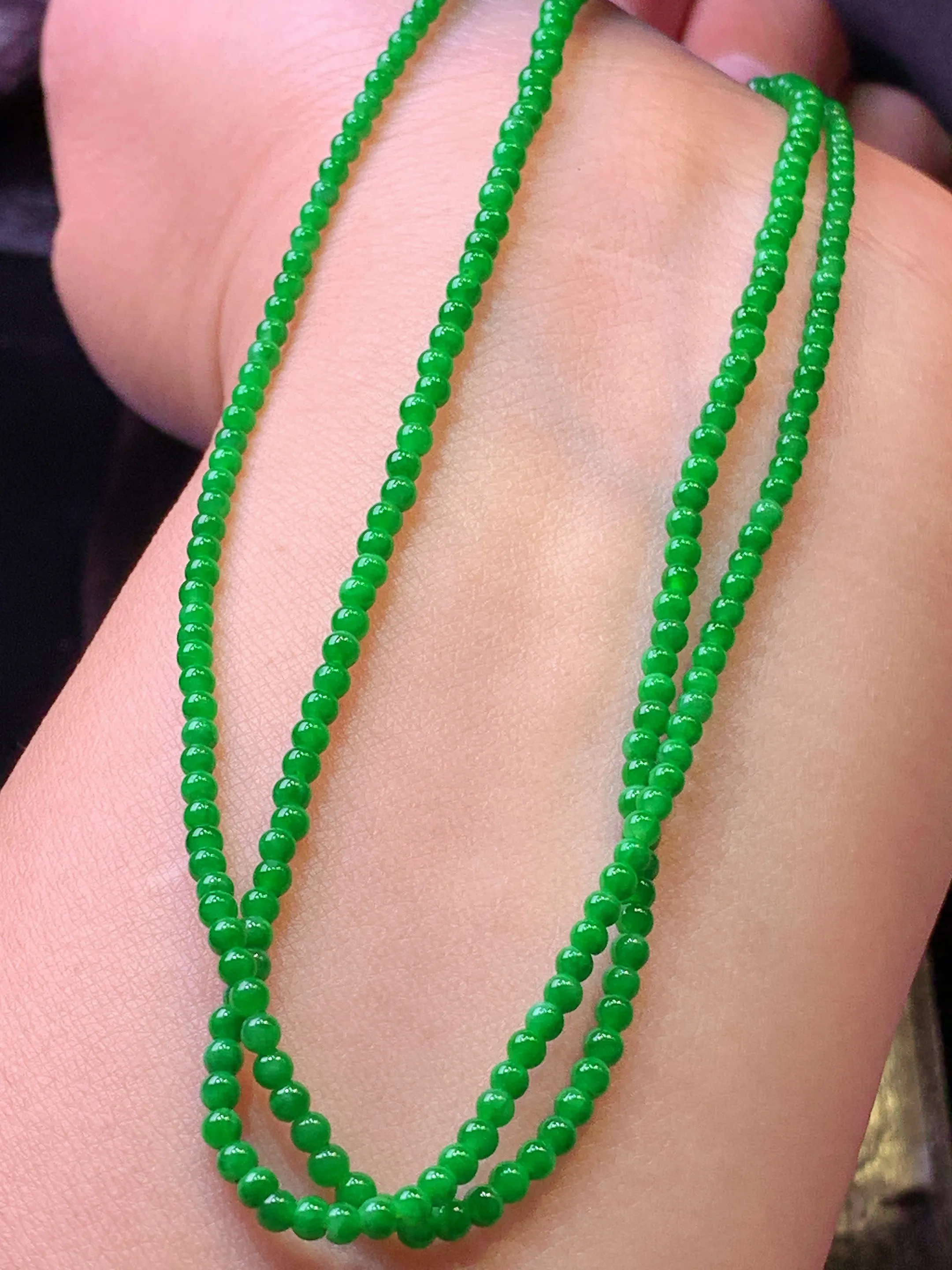 满绿圆珠项链吊坠 玉质细腻 色泽清新艳丽 整体尺寸2.6