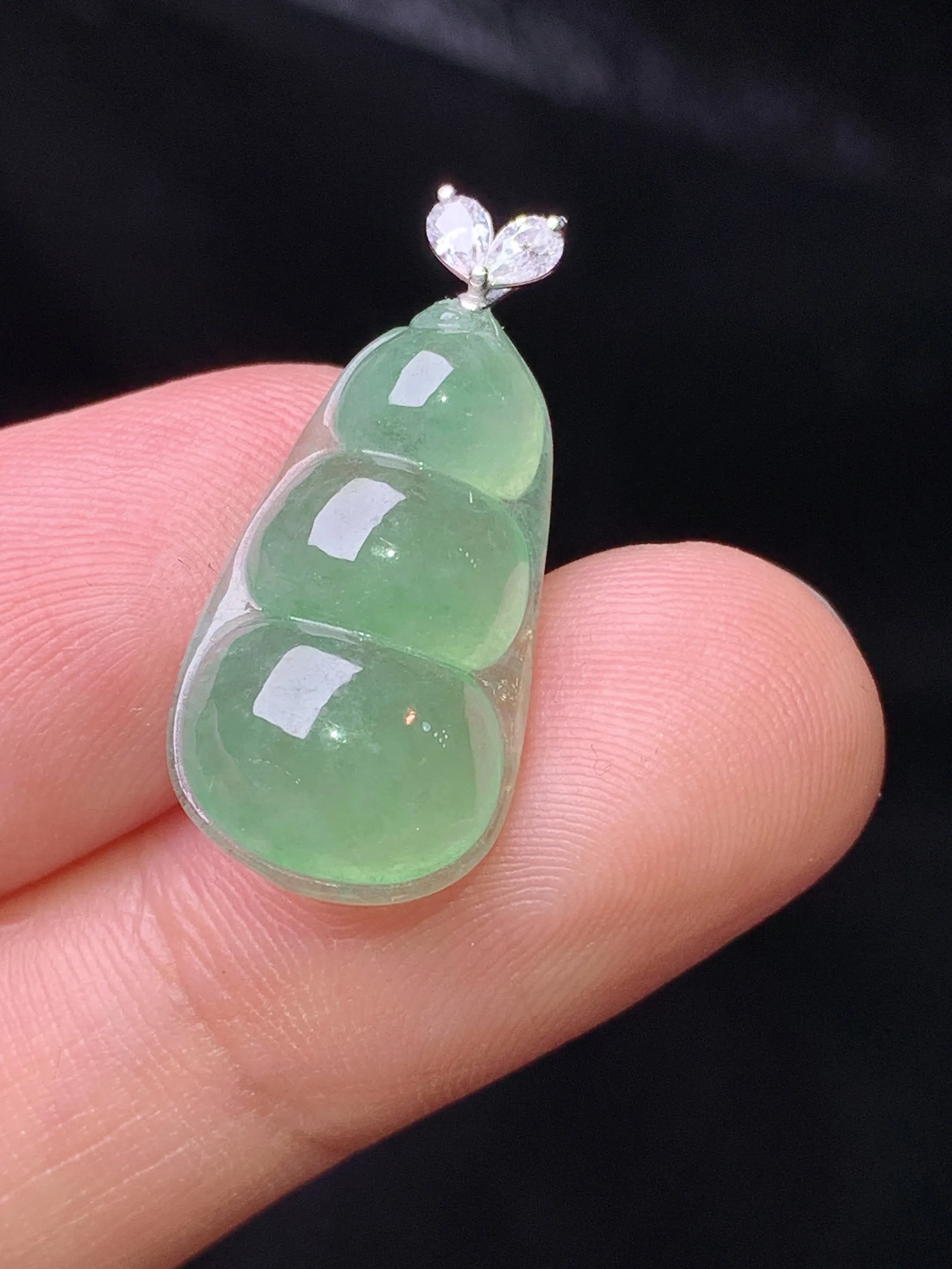 18k金钻镶嵌冰种晴绿四季豆吊坠 玉质细腻 色泽清新艳丽 整体尺寸24*11*4.8