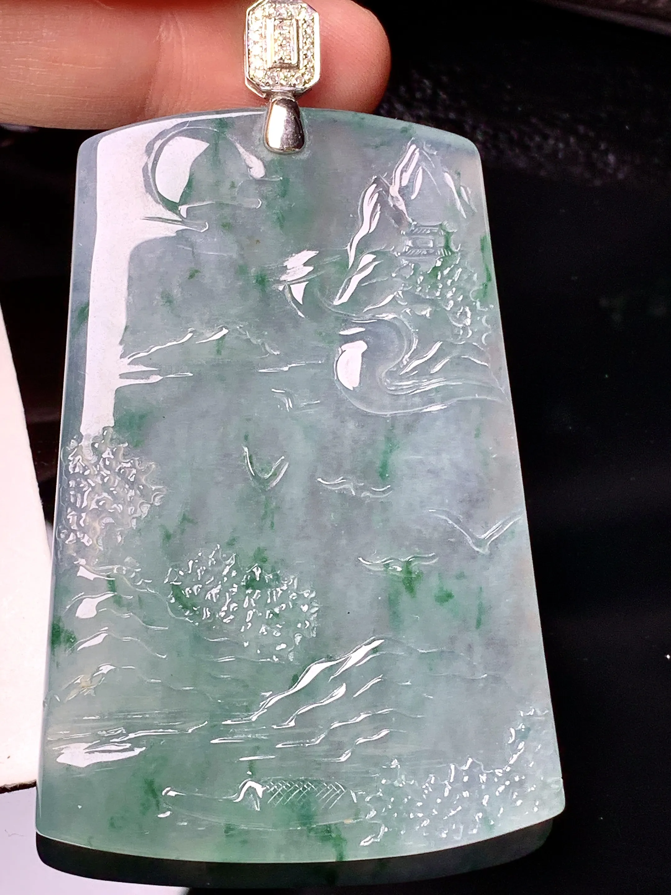 18k金钻镶嵌冰种飘绿山水牌子吊坠 玉质细腻 色泽清新艳丽 整体尺寸72*43*4.8
