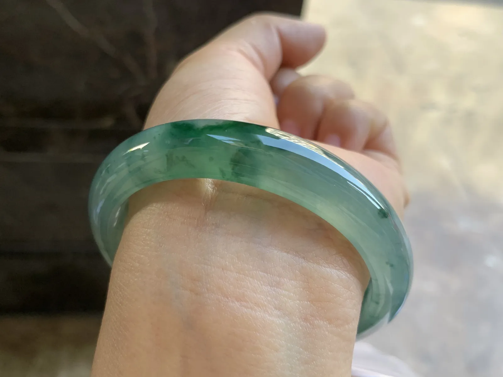 56.5-12.4-7.7mm
冰种飘花手镯 水润光泽 花色漂亮