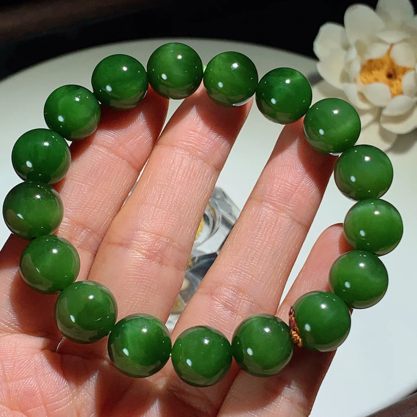 和田玉菠菜绿猫眼俄罗斯碧玉手串。单颗尺寸12！玉质细腻油润。手推出油。佩戴高端典雅。lt251203