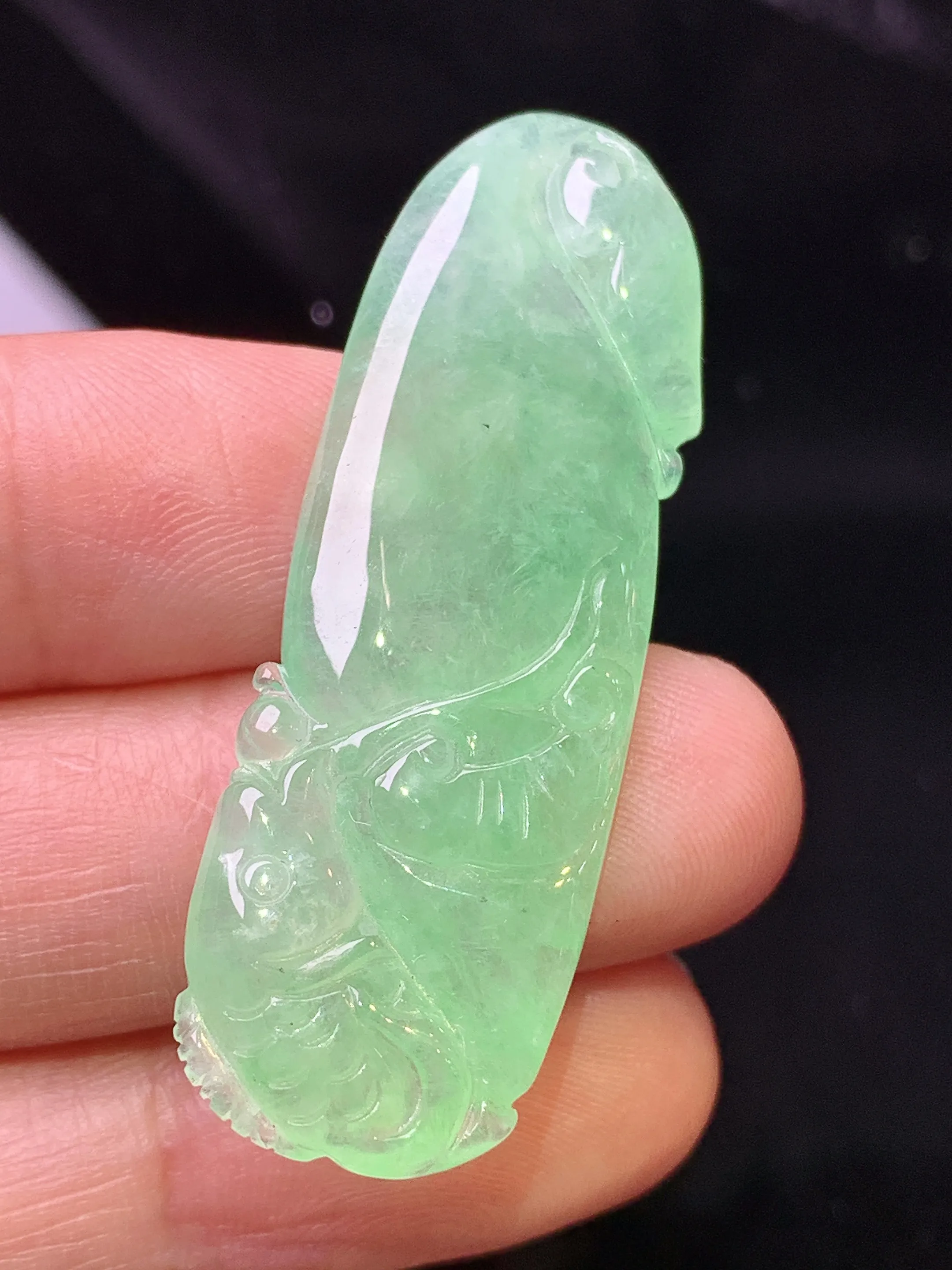 翠绿冰种吊坠 玉质细腻 色泽清新艳丽 整体尺寸44.5*15*4.3