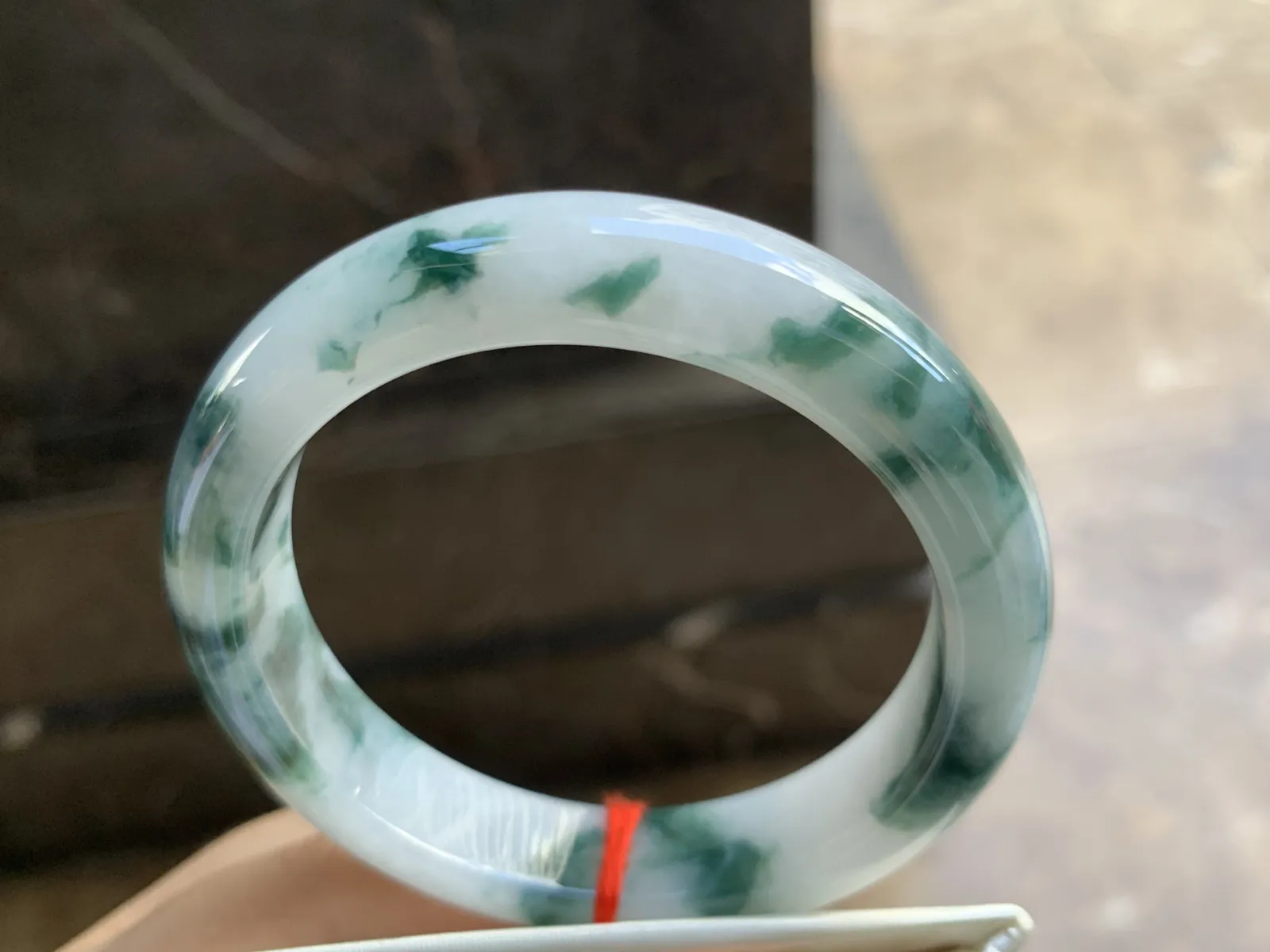 55-12.4-8.4mm
飘花手镯 底子细腻 花色浓郁