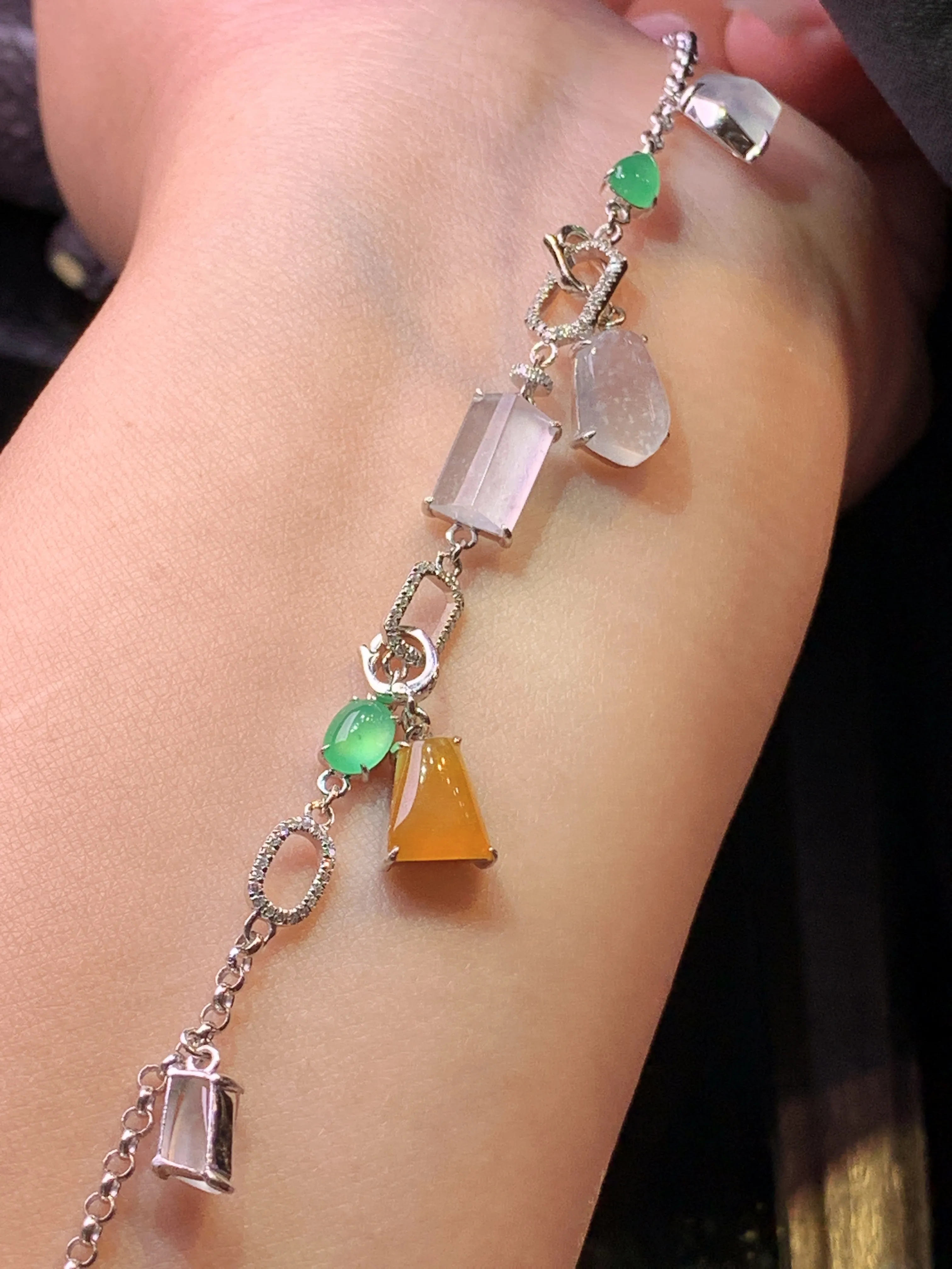 18k金钻镶嵌多彩多宝手链吊坠两用款 玉质细腻 色泽清新艳丽 裸石尺寸9*6*3