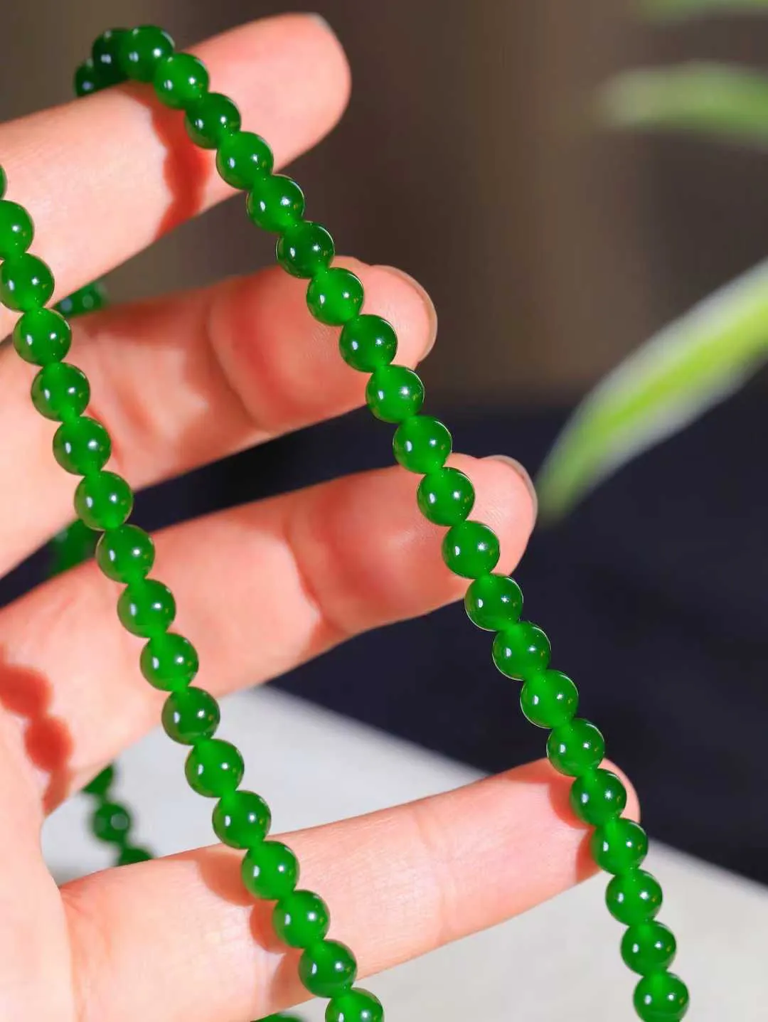 【珠圆玉润.项链】

精品和田玉碧玉珠圆玉润项链 玉质细腻油润 饱满光滑 质朴无华，悠远简单，人心境界远，百世修炼深，心灵常驻善意持，觉悟人生百世修。重38.6克 尺寸取一6mm  FDL-221102522