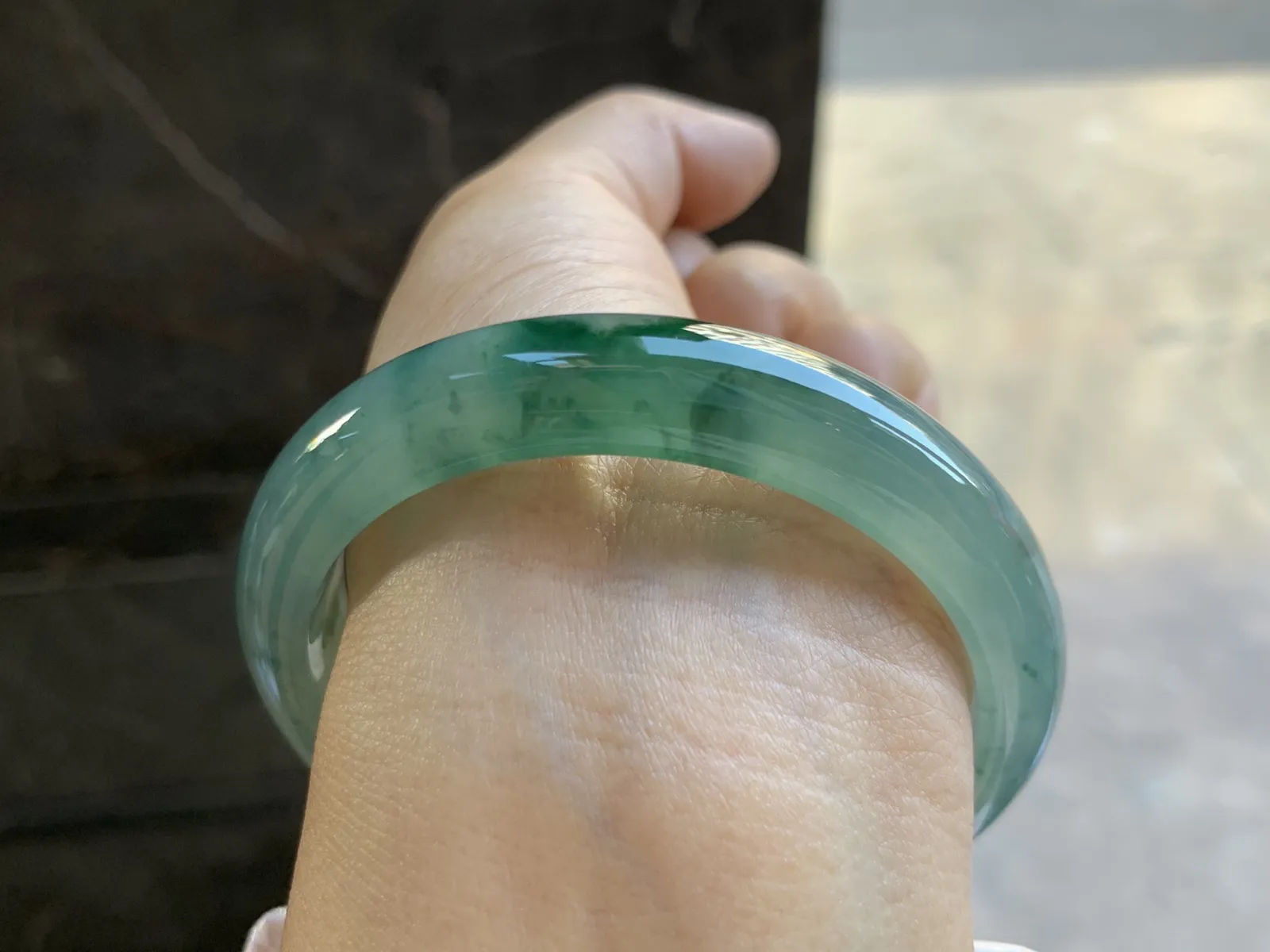 56.5-12.4-7.7mm
冰种飘花手镯 水润光泽 花色漂亮