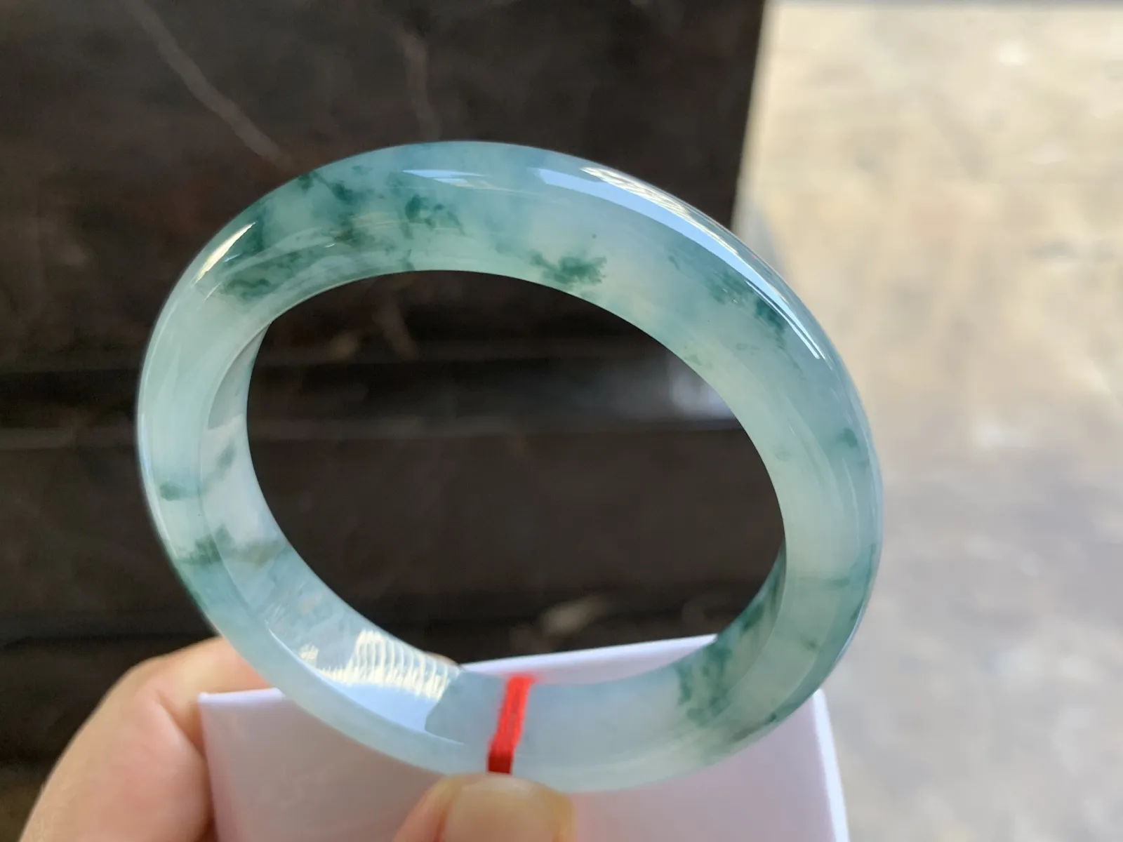 57-12.3-8.6mm
冰种飘花手镯 水润冰透 花色灵动