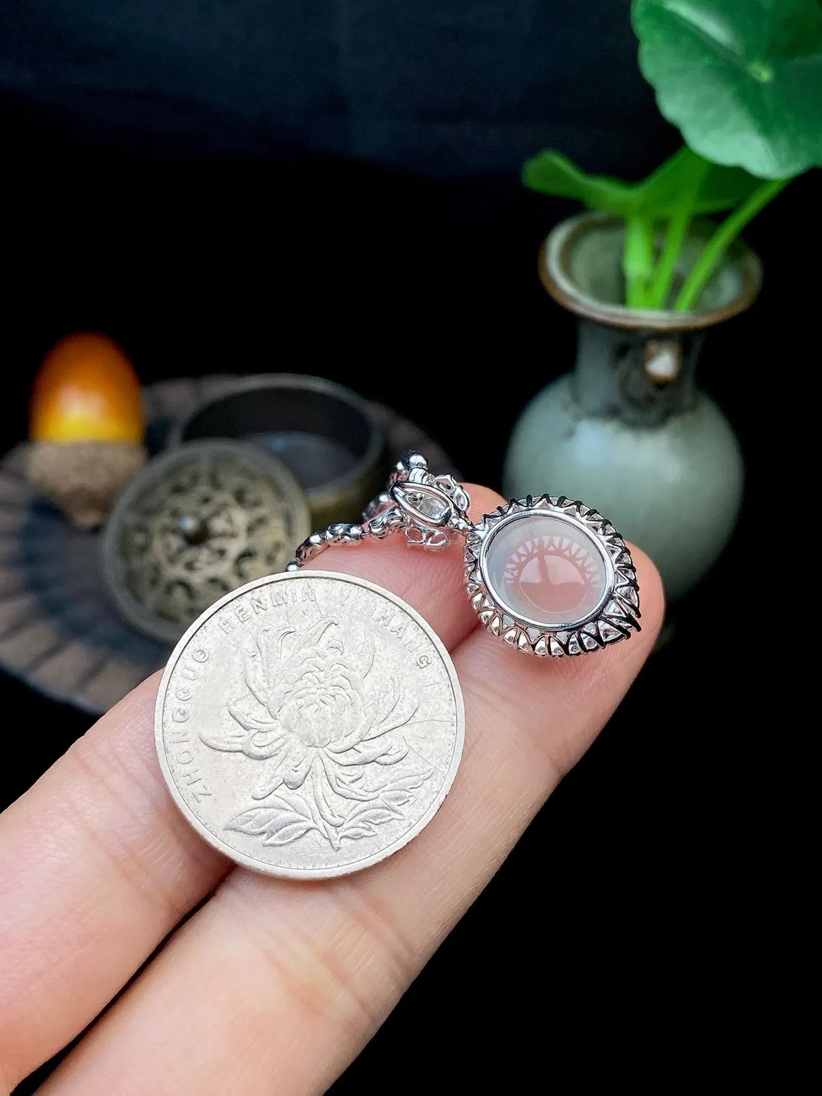 【冰种蛋面吊坠】种地上乘，冰感十足，通透起光，饱满圆润，18k金钻镶嵌，裸石尺寸12.2*11.2*5.8毫米。