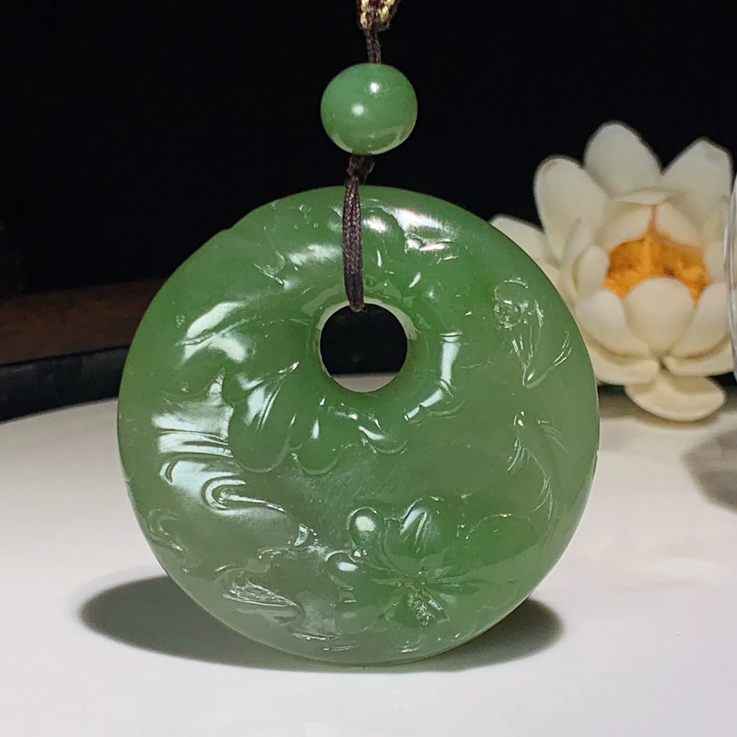 和田玉青海翠翠青连年有余圆牌挂件。尺寸53/12重62克。玉质细腻油润。手推出油。佩戴高端典雅。lt