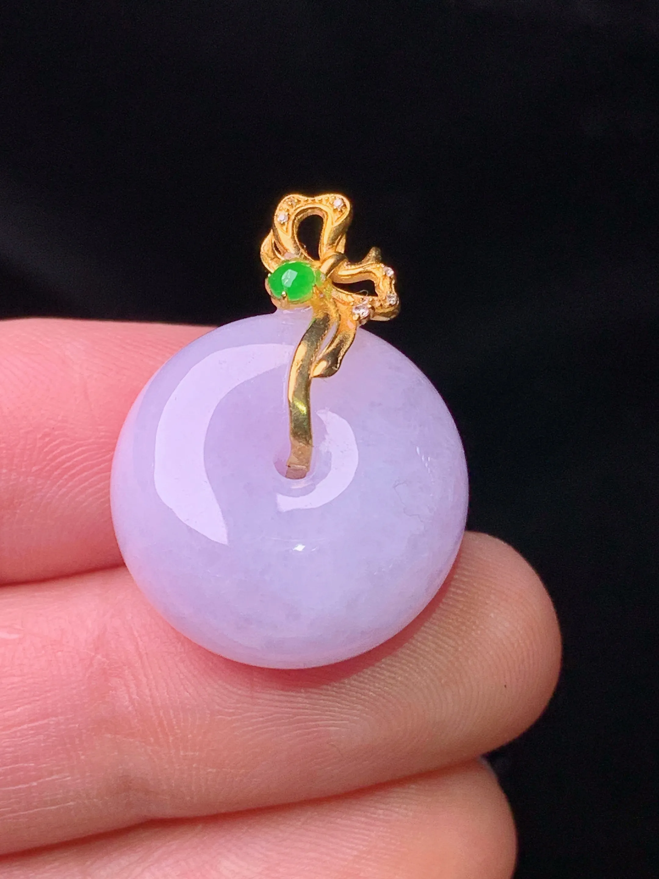 18k金钻镶嵌紫罗兰平安扣吊坠 玉质细腻 色泽清新艳丽 整体尺寸25*18.3*11.6