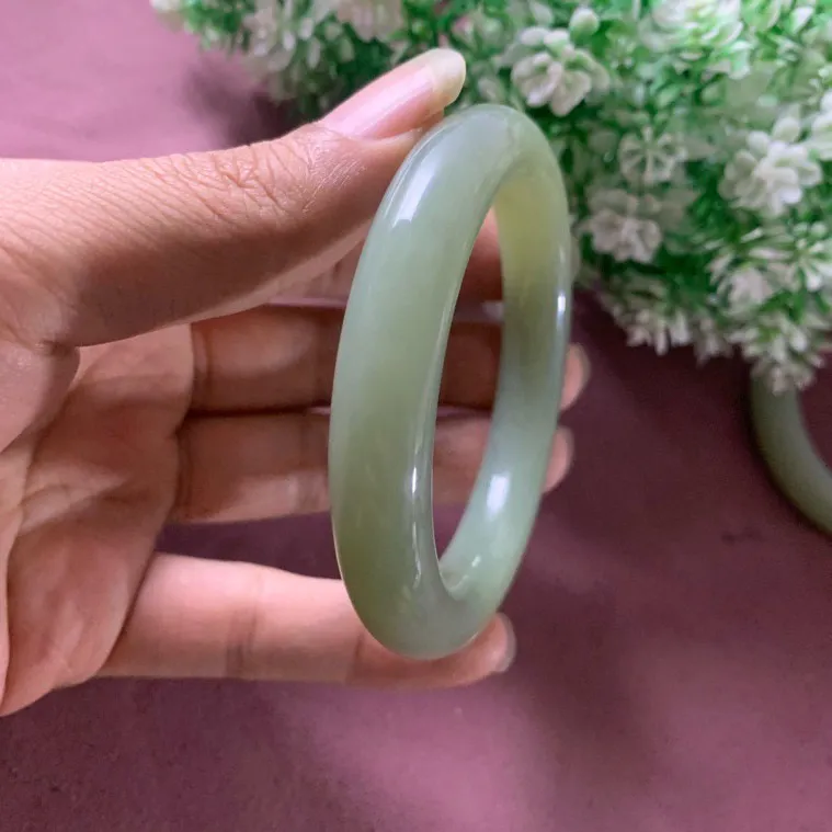 和田玉56圈口且末蓝手镯，玉质细腻油润 底色纯净 无裂无杂 脂粉好，品质好