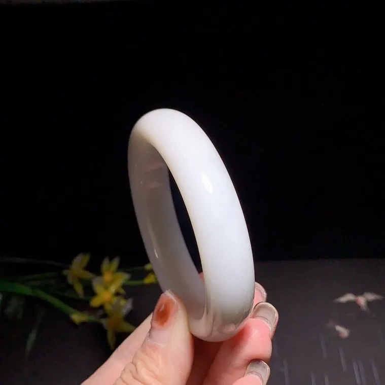 和田玉52.8圈口羊脂白手镯！玉质细腻油润 底色纯净 无裂无杂 脂粉好，品质好！