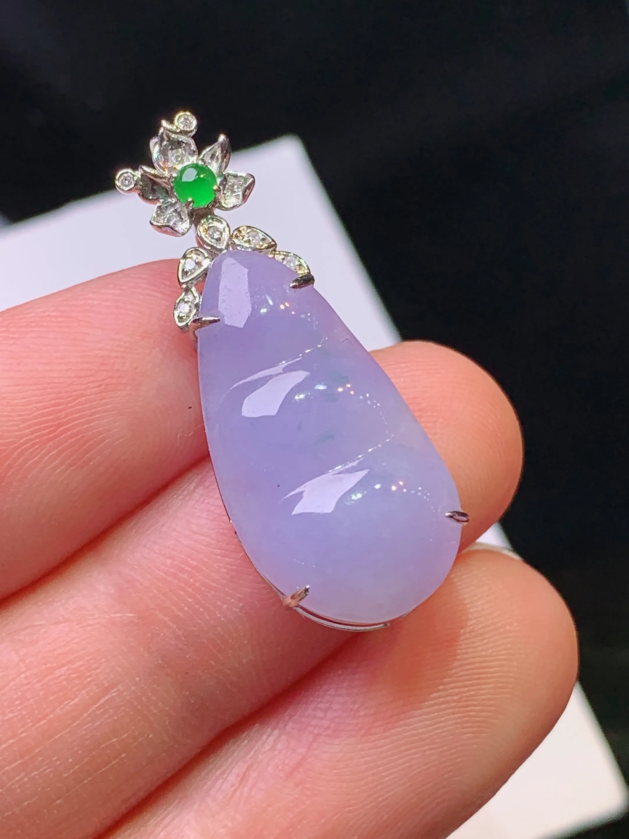 18k金钻镶嵌紫罗兰四季豆吊坠 玉质细腻 色泽清新艳丽 整体尺寸29.3*11.2*6.5