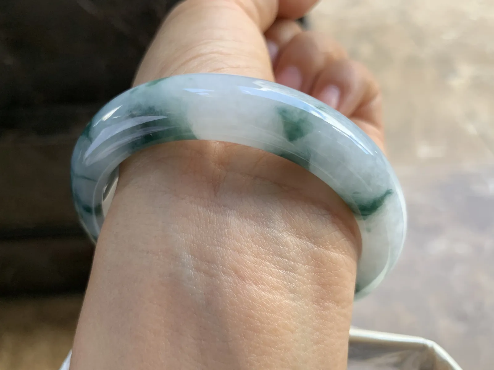 55-12.4-8.4mm
飘花手镯 底子细腻 花色浓郁