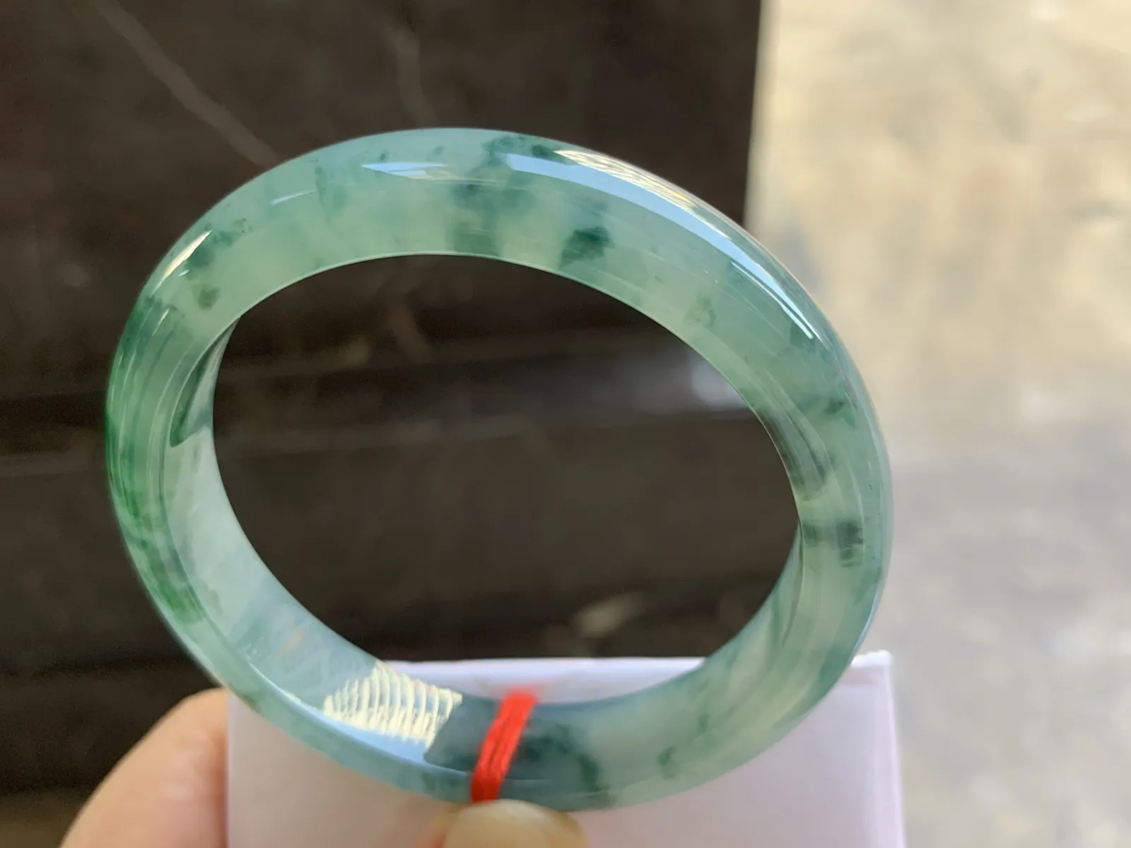 56.5-12.4-7.7mm
冰种飘花手镯 水润光泽 花色漂亮