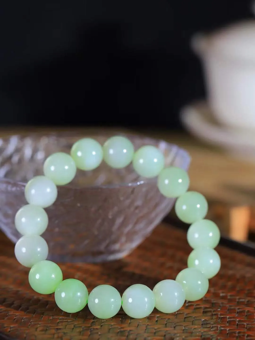 【珠圆玉润.手串】

精品和田玉翠青珠圆玉润手串 玉质温润细腻  整串打磨圆润，佩戴舒适。珠珠落玉盘，间关莺语花底滑，一生美好时光，无论身在何处，都有它相伴相守。事事顺遂，幸福美满，吉祥如意。重41.2克 尺寸取一11.6mm  FD L-79120368