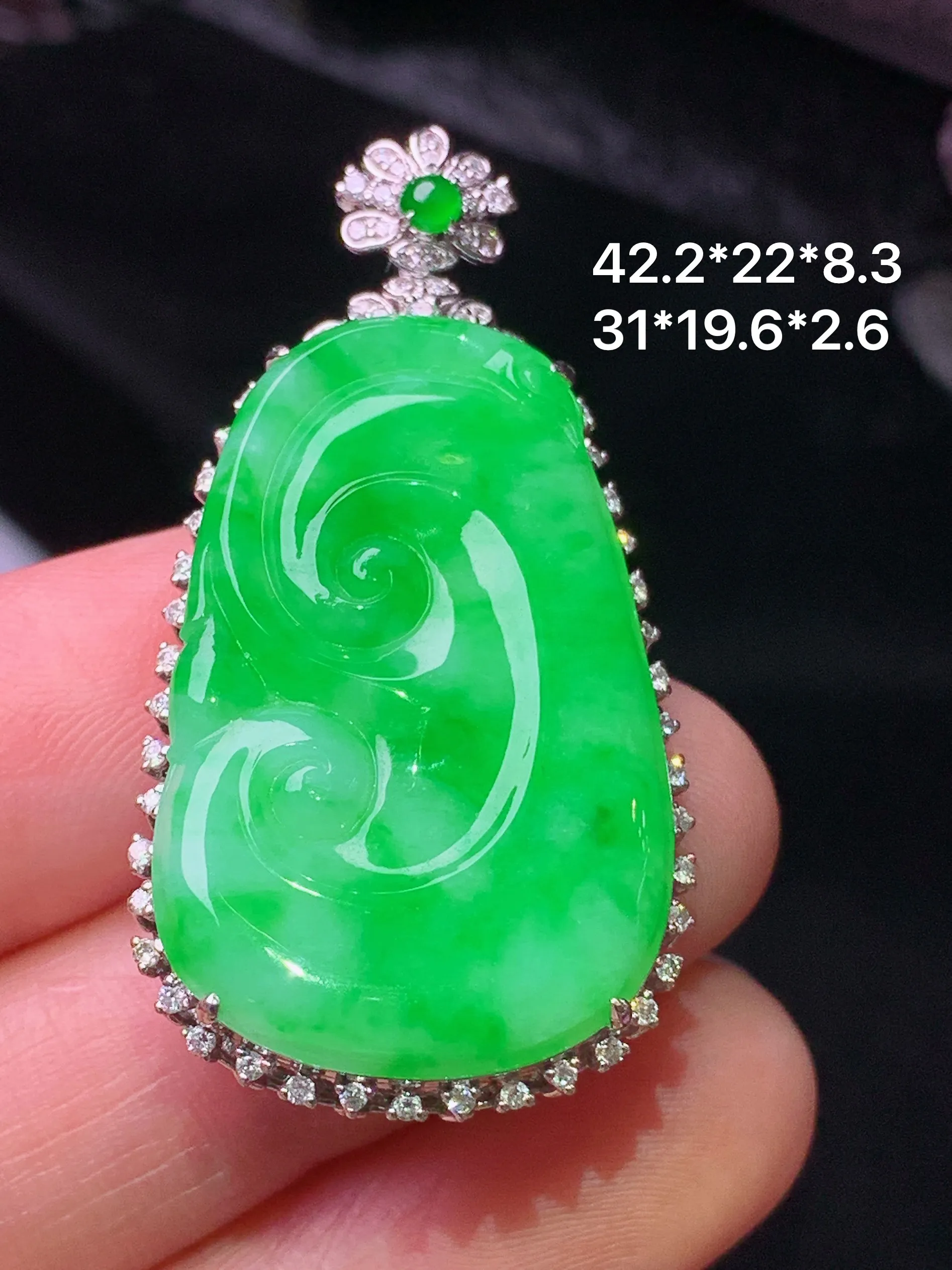 18k金钻镶嵌翠绿如意吊坠 玉质细腻 色泽清新艳丽 整体尺寸42.2*22*8.3