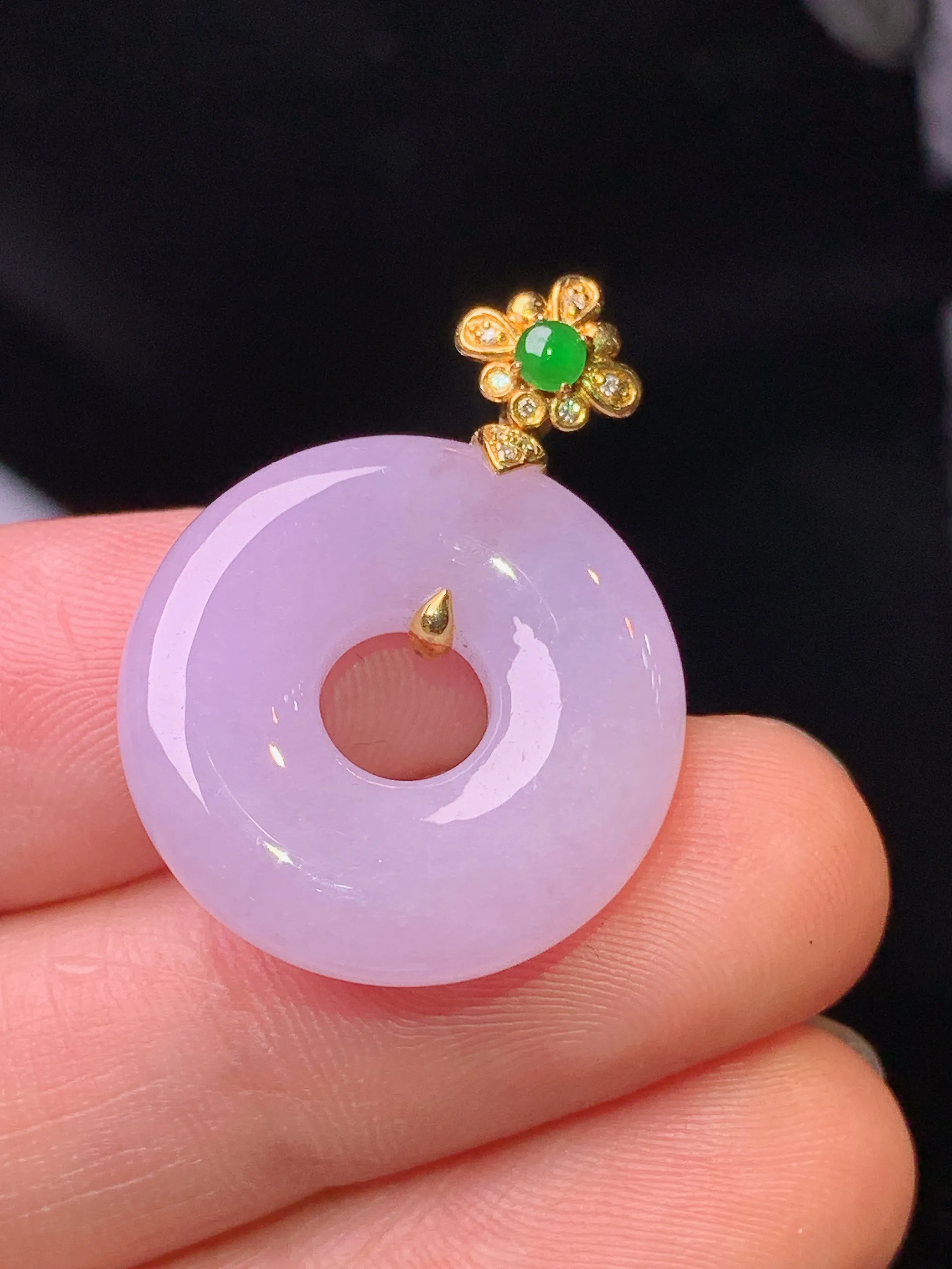 18k金钻镶嵌紫罗兰平安环吊坠 玉质细腻 色泽清新艳丽 整体尺寸27.5*20*5.2