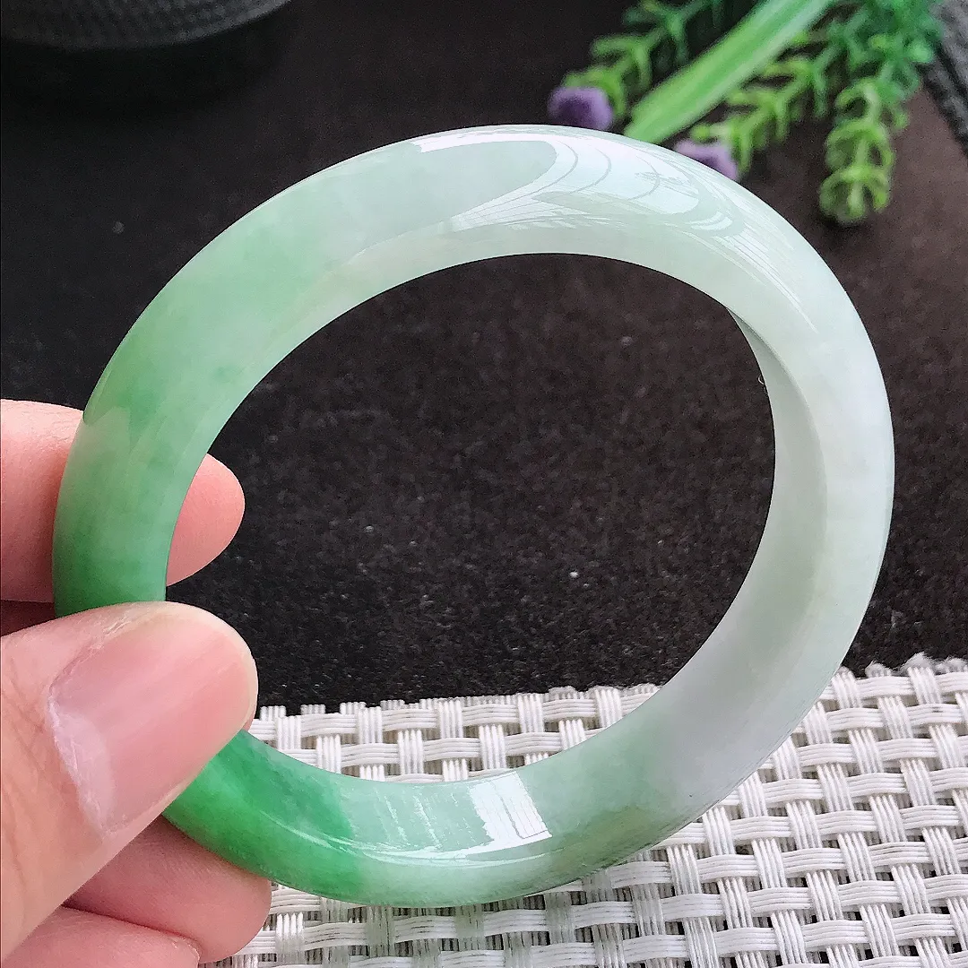 天然A货翡翠56.5/12.9/8.3老坑精美飘阳绿手镯宽边玉手镯