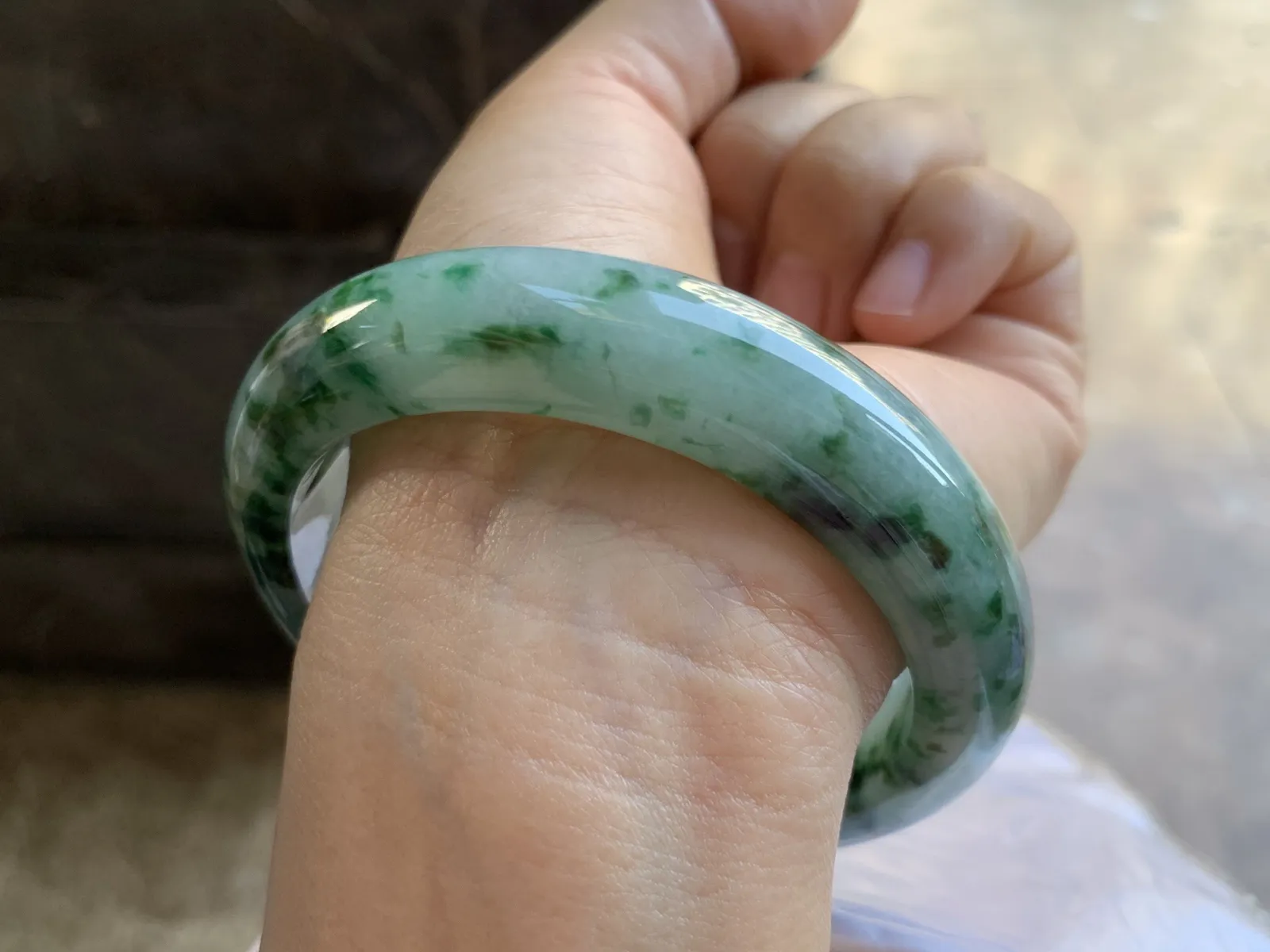 60-14.2-9.5mm
飘花大圈口手镯 底子细腻 花色浓郁 宽版大圈口