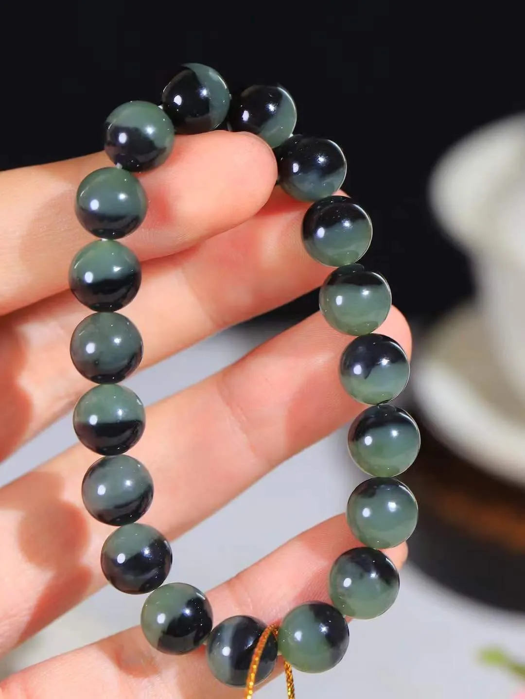 【珠圆玉润.手串】

精品️和田玉珠圆玉润手串 玉质温润细腻  整串打磨圆润，佩戴舒适。珠珠落玉盘，间关莺语花底滑，一生美好时光，无论身在何处，都有它相伴相守。事事顺遂，幸福美满，吉祥如意。重29.6克 尺寸取一10mm  FDA-22120333