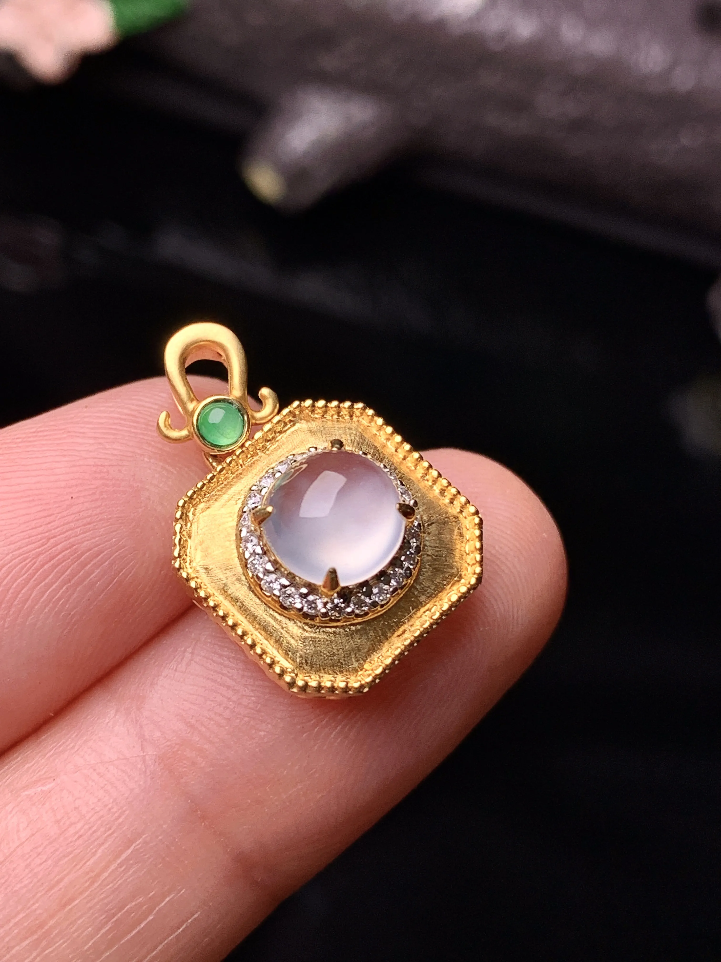 18k金钻镶嵌冰种蛋面吊坠 玉质细腻 色泽清新艳丽 整体尺寸19.5*13*8.3