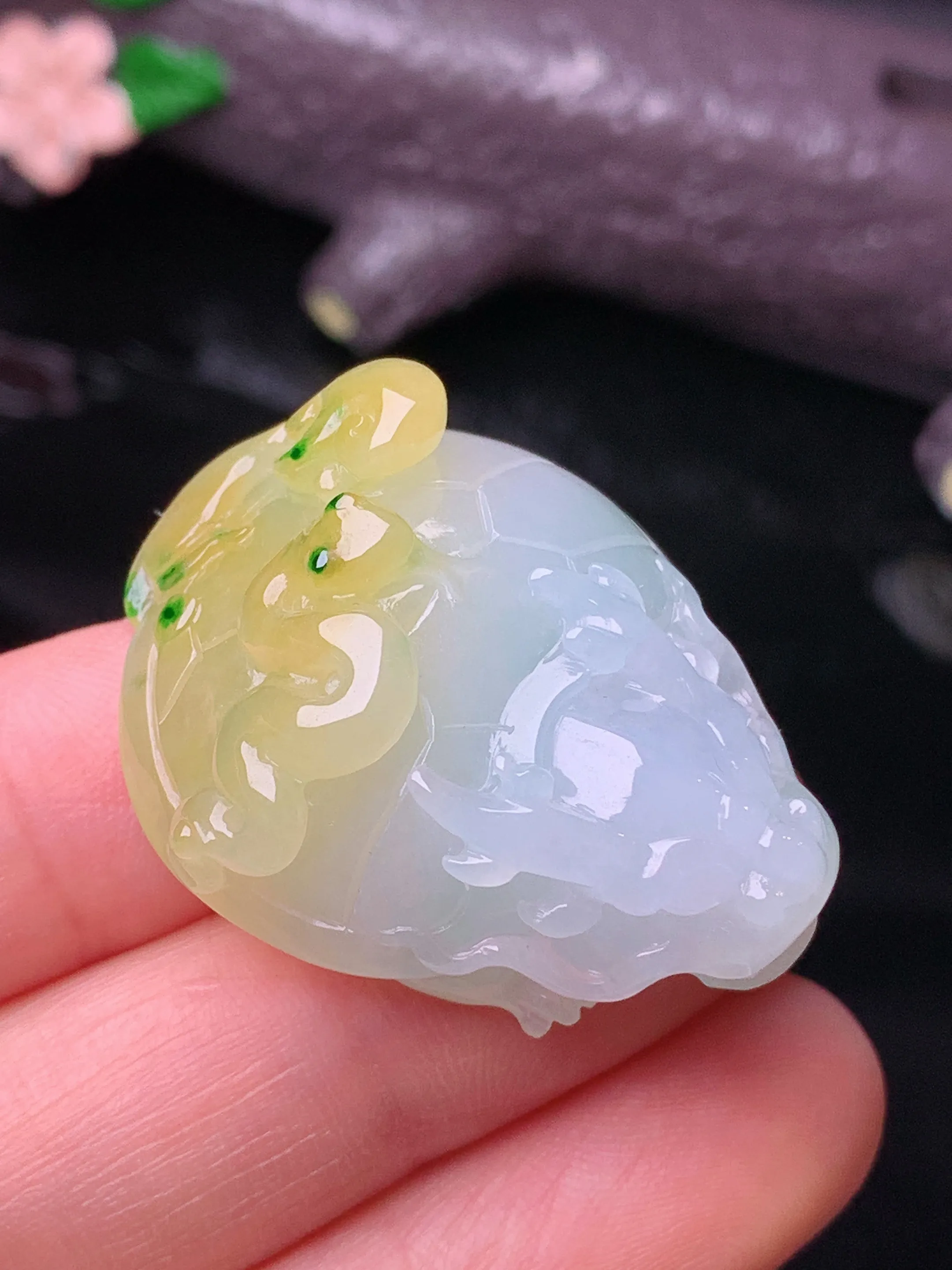 飘黄翡龙龟吊坠 玉质细腻 色泽清新艳丽 整体尺寸34.8*26.6*14