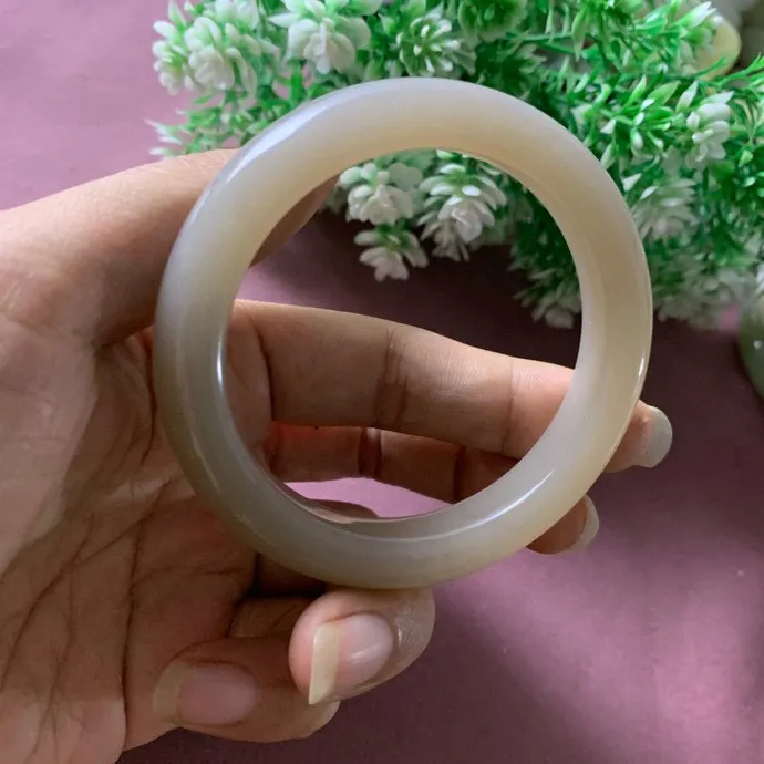 和田玉57.2圈口藕粉色手镯，玉质特细腻油润，白度一级，高脂粉，品相超赞，️萦绕腕间时，古韵不失时