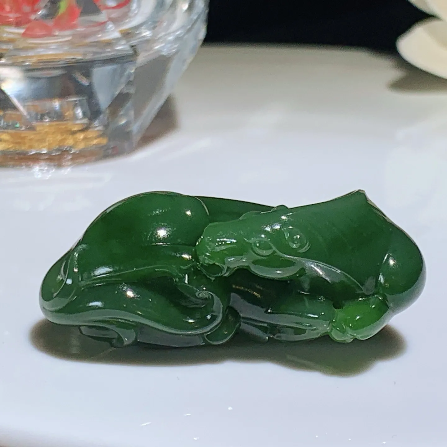 和田玉菠菜绿俄罗斯碧玉马到成功唐马挂件。尺寸48/25/19重33克。玉质细腻油润。手推出油。佩戴高