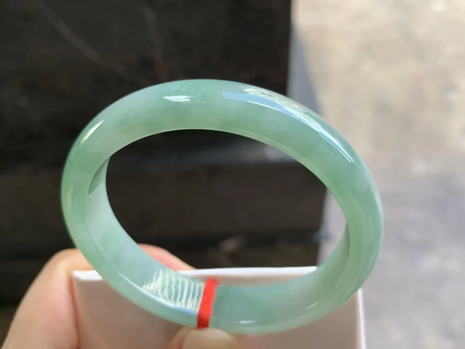 55-12.3-7mm
芙蓉花贵妃手镯 底子细腻 水润 正圈53可带