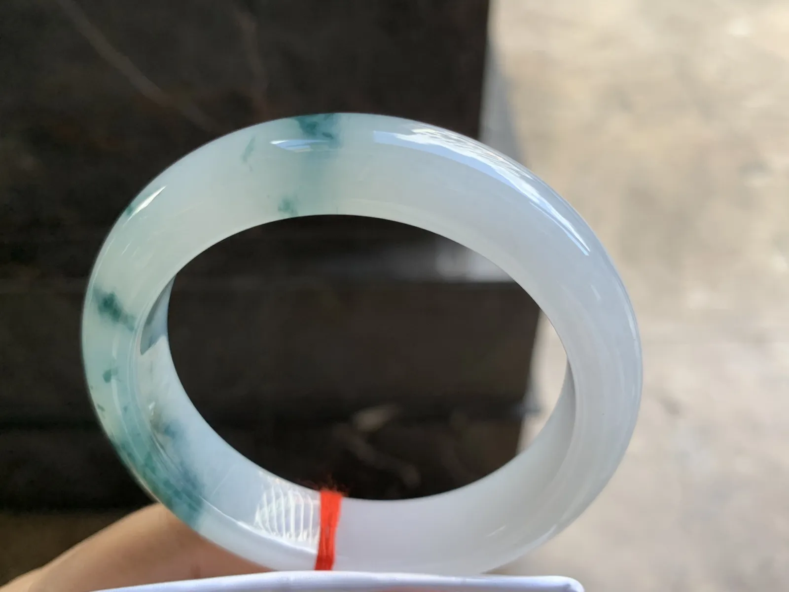 56.5-14-9.2mm
冰种飘花手镯 种好水润 干净细腻 花色漂亮