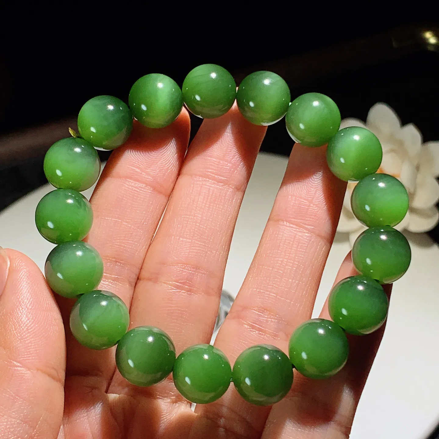 和田玉菠菜绿猫眼俄罗斯碧玉手串。单颗尺寸12！玉质细腻油润。手推出油。佩戴高端典雅。lt251203