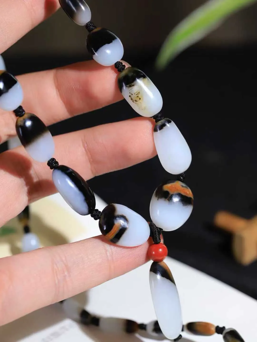 （原石挂链）

精品和田玉三色原石挂链吊坠 玉质细腻，颗颗原石 手感舒适，原石呈现出浑然天成的美感，造型简单大方显得整个项链具有独特的风情。
重57.7克   尺寸取一13.8-9-7mm   fDL-971102500