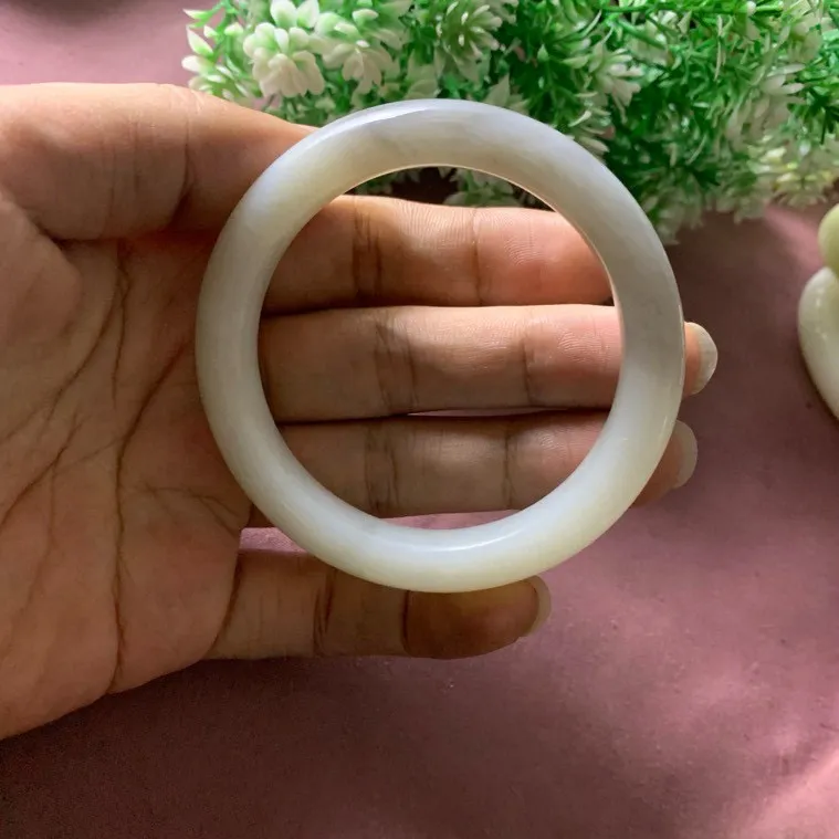 和田玉56圈口青花手镯，玉质特细腻油润，高脂粉，品相超赞，萦绕腕间时，古韵不失时尚，素雅不失品味，细腻光滑的触感，使人沉醉，气质高