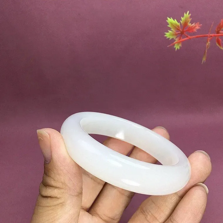 和田玉54圈口羊脂白玉宽条手镯，玉质特细腻油润，白度一级，高脂粉，品相超赞，️萦绕腕间时，古韵不失